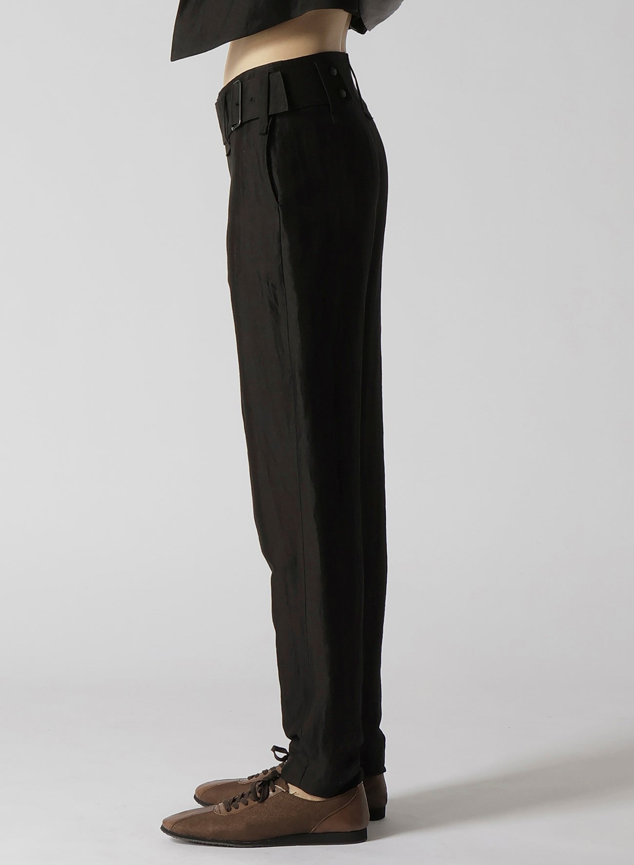 HIGH TWISTED GABARDINE LOW-RISE BELTED PANTS