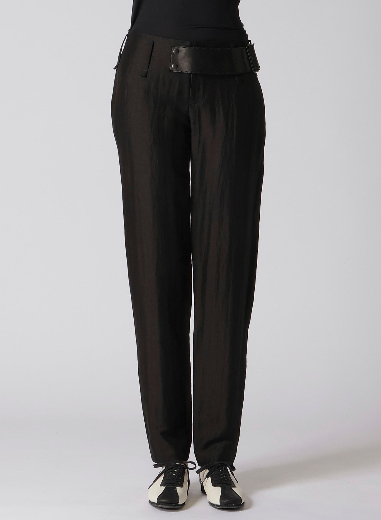 HIGH TWISTED GABARDINE LOW-RISE BELTED PANTS