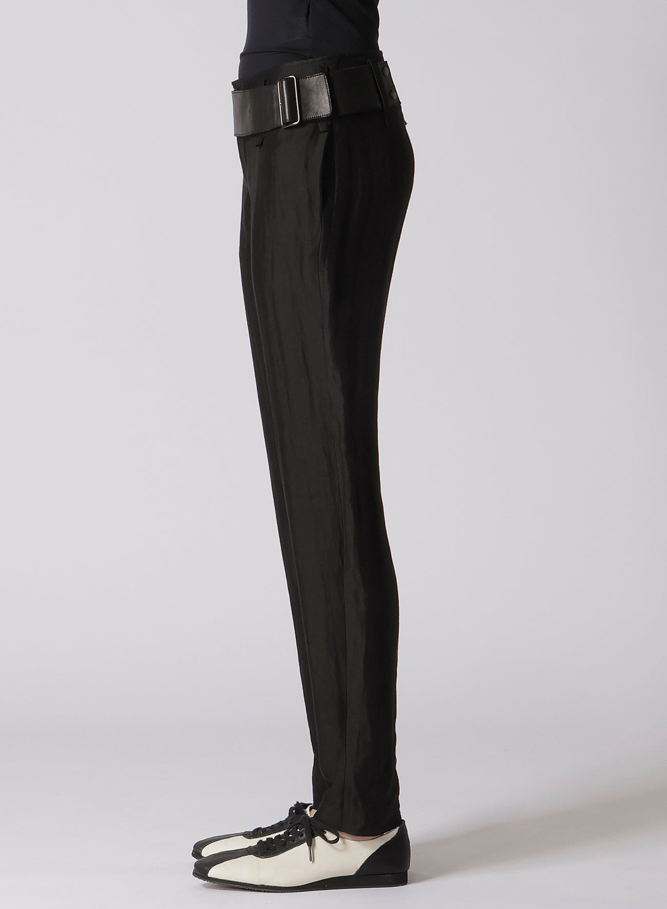 HIGH TWISTED GABARDINE LOW-RISE BELTED PANTS