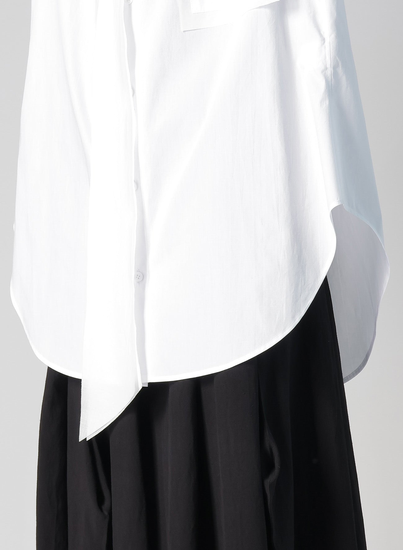 BROAD R-CUTTING TIE BLOUSE