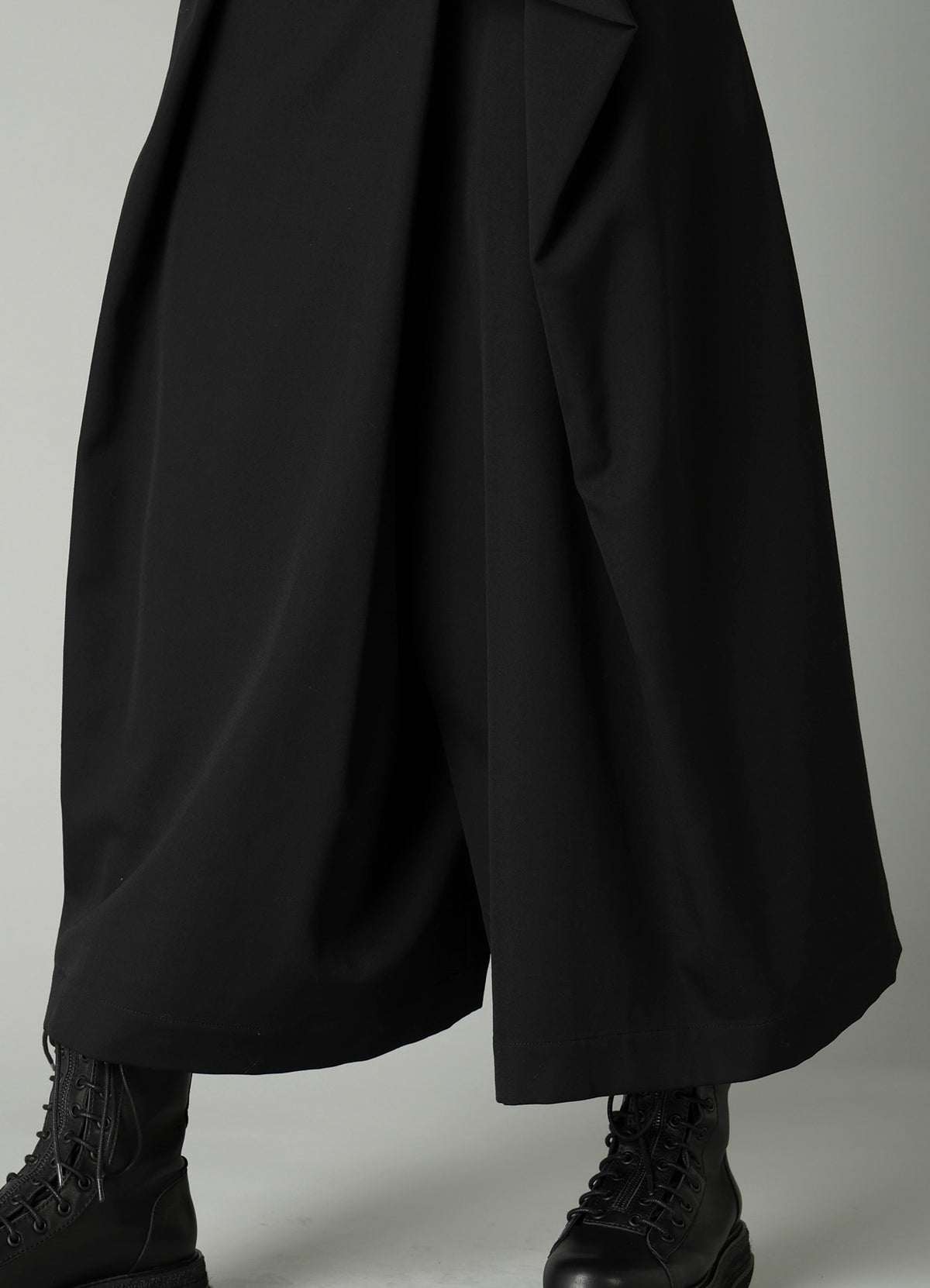 GABARDINE RANDOM TUCK DETAIL PANTS