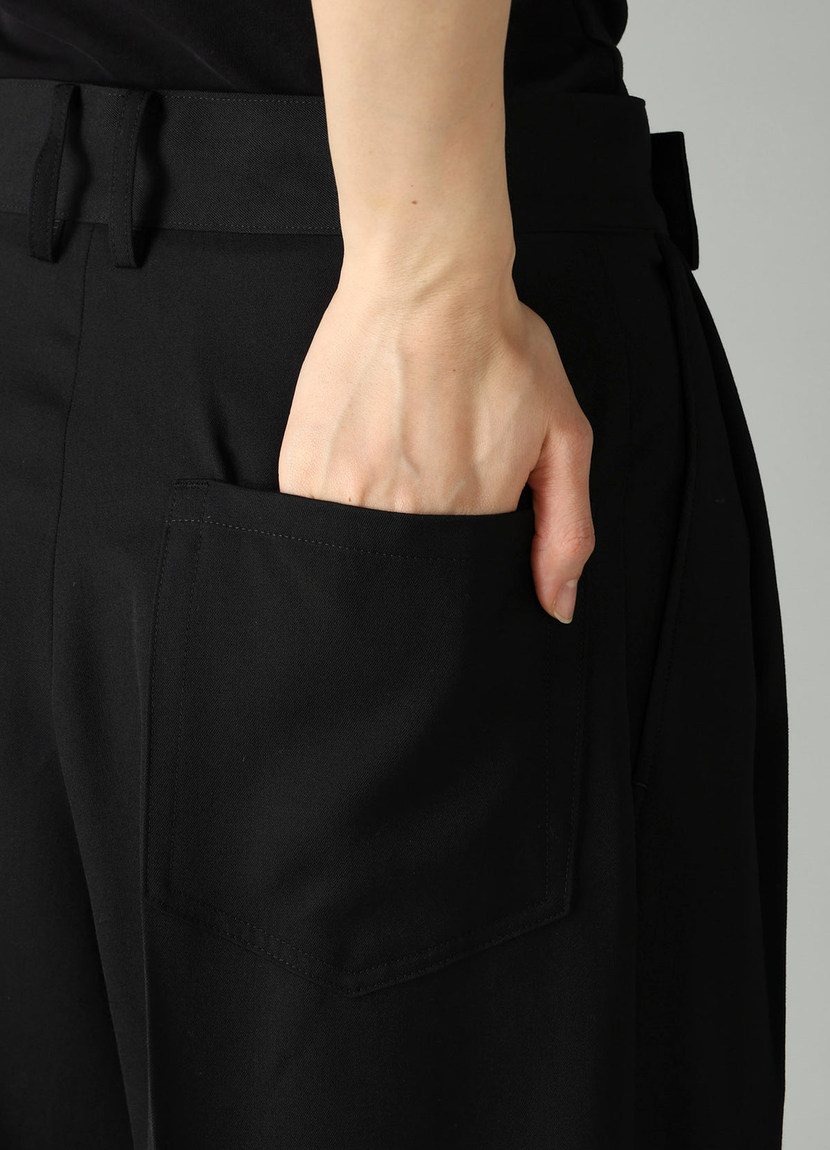 GABARDINE 2 TUCKS BAGGY PANTS