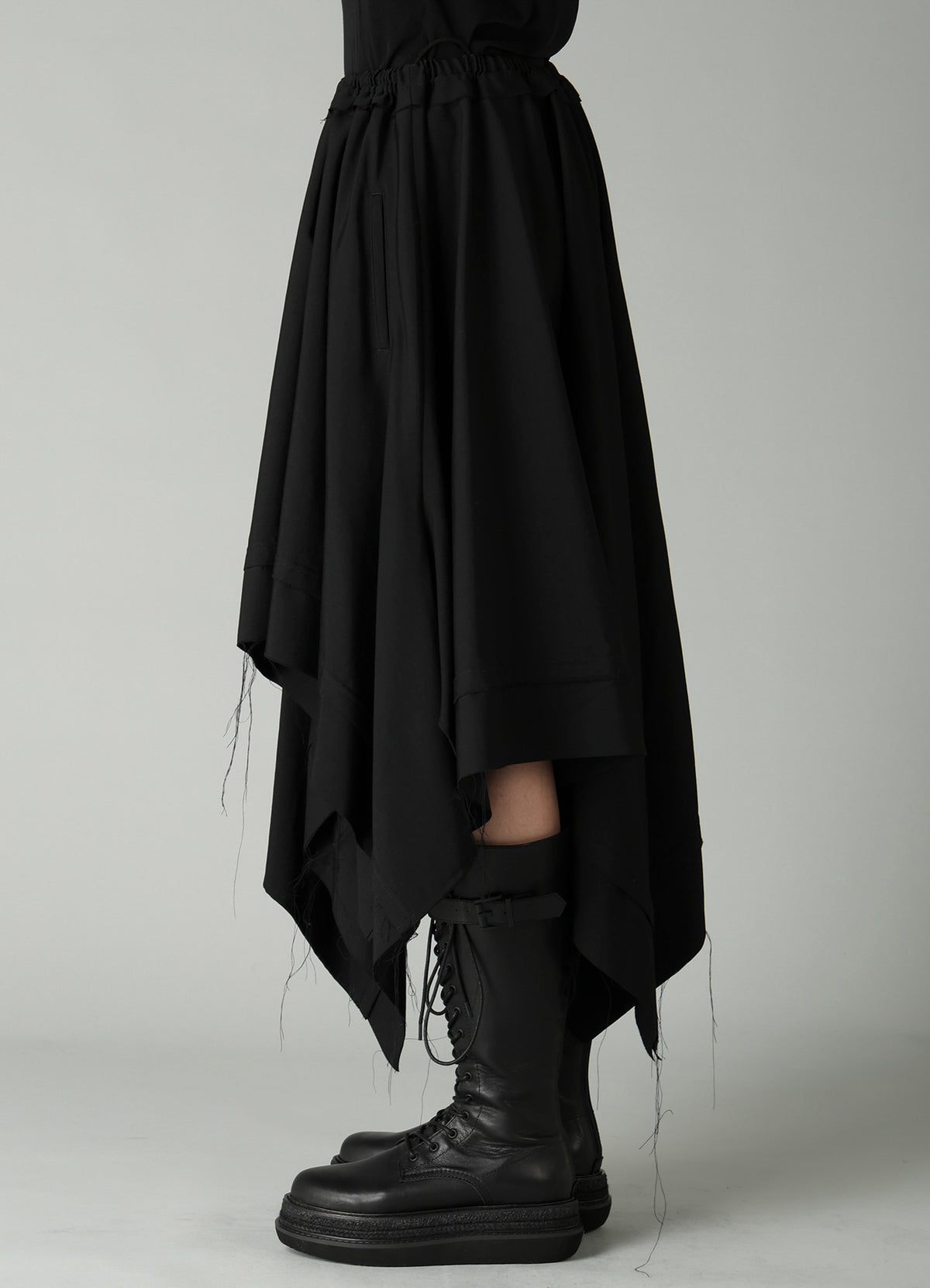 GABARDINE ASYMMETRIC MOVING SKIRT