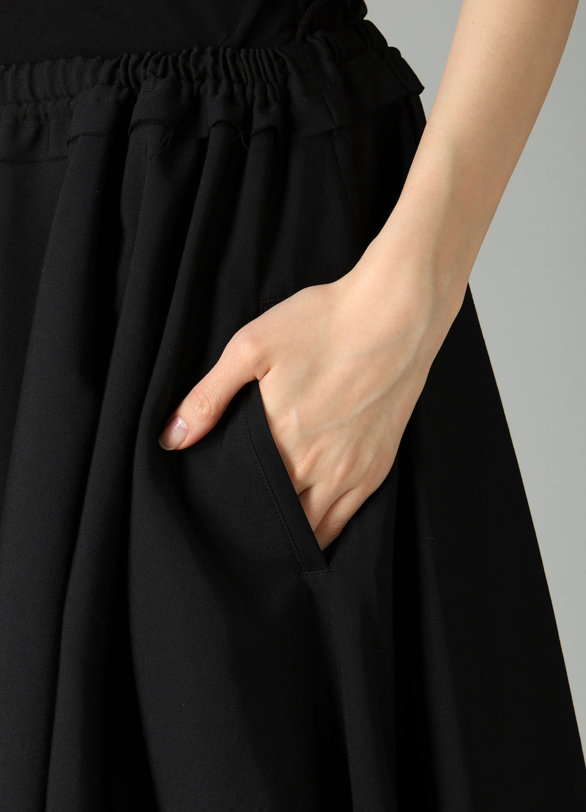 GABARDINE ASYMMETRIC MOVING SKIRT