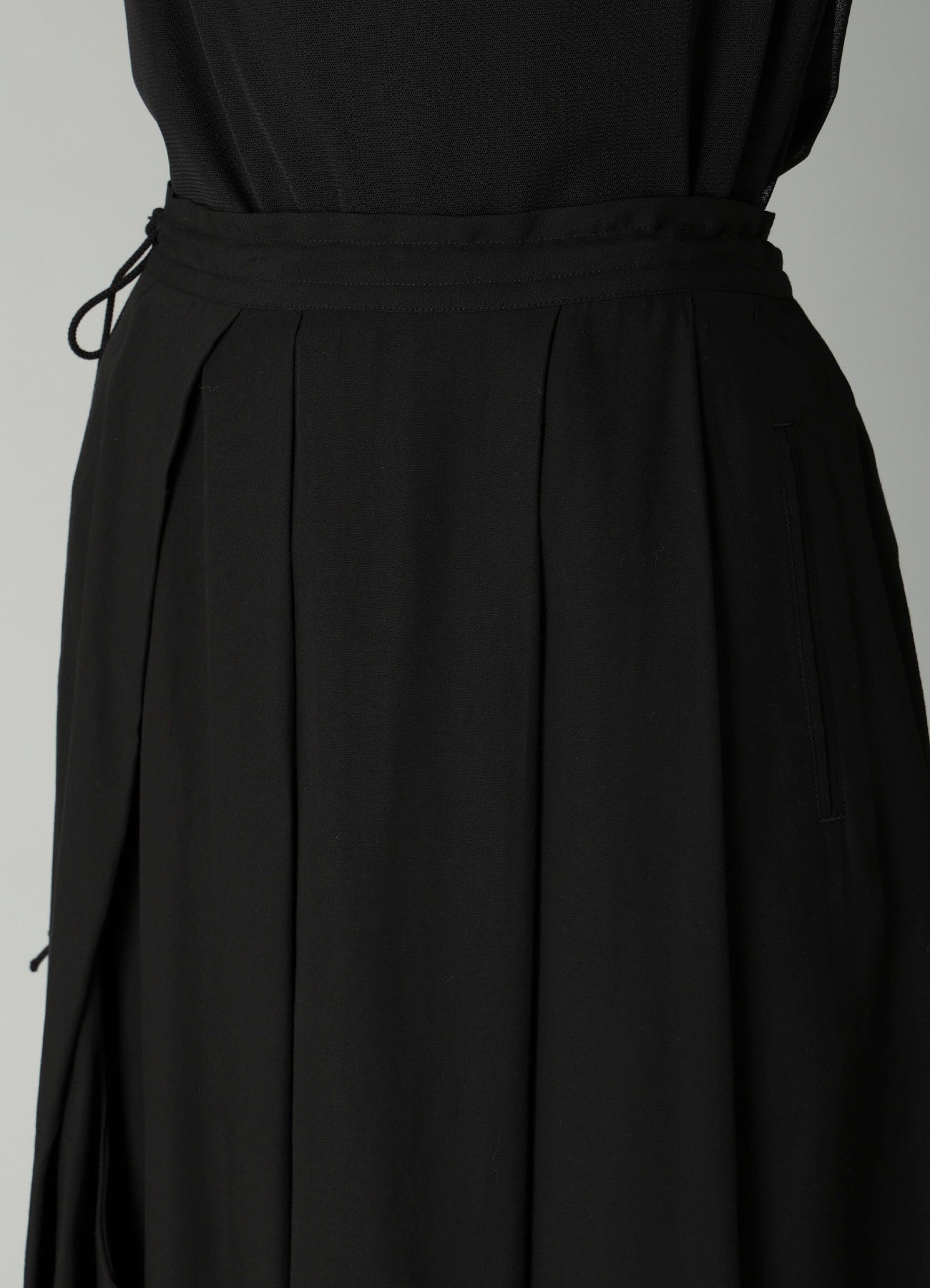 CELLULOSE POPLIN UNBALANCED TUCK SKIRT