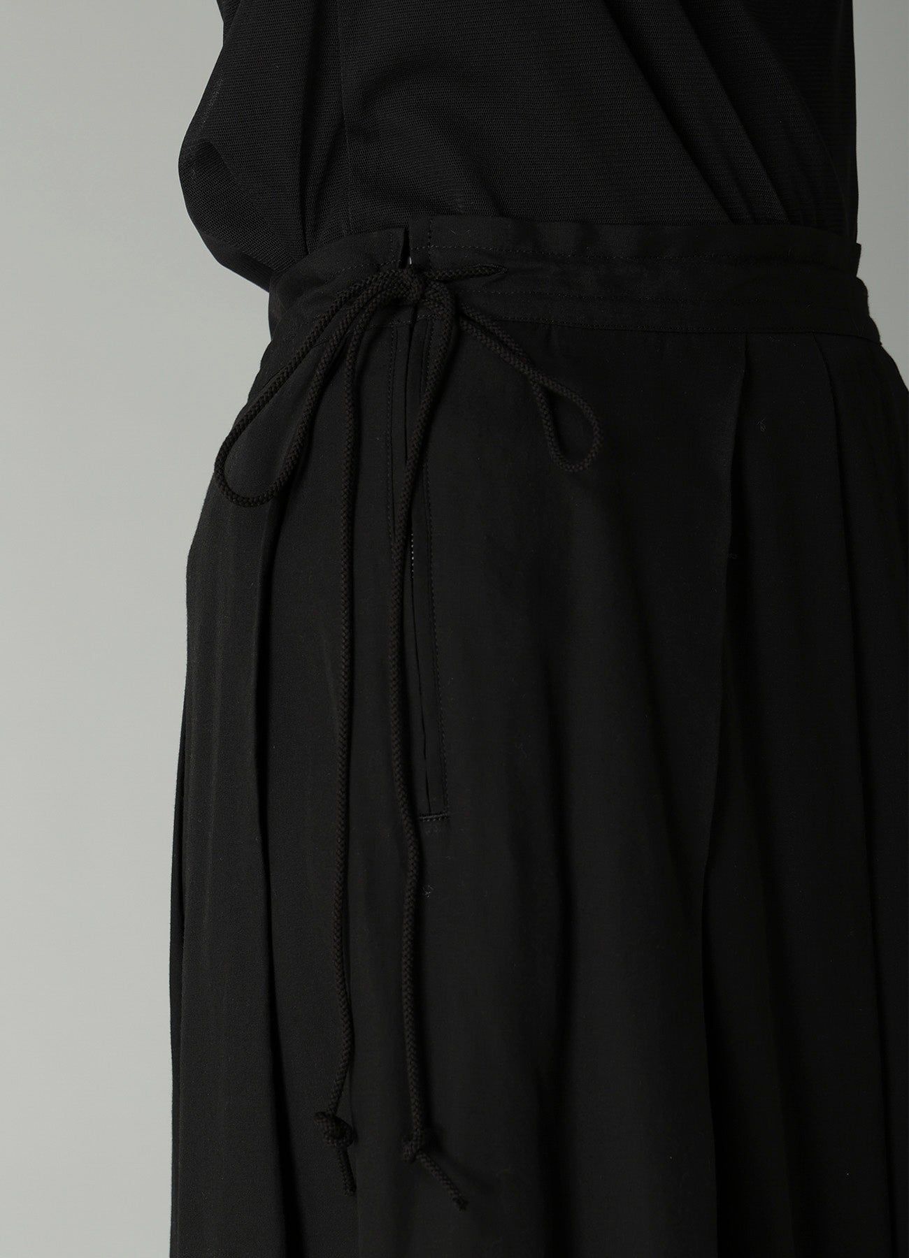 CELLULOSE POPLIN UNBALANCED TUCK SKIRT