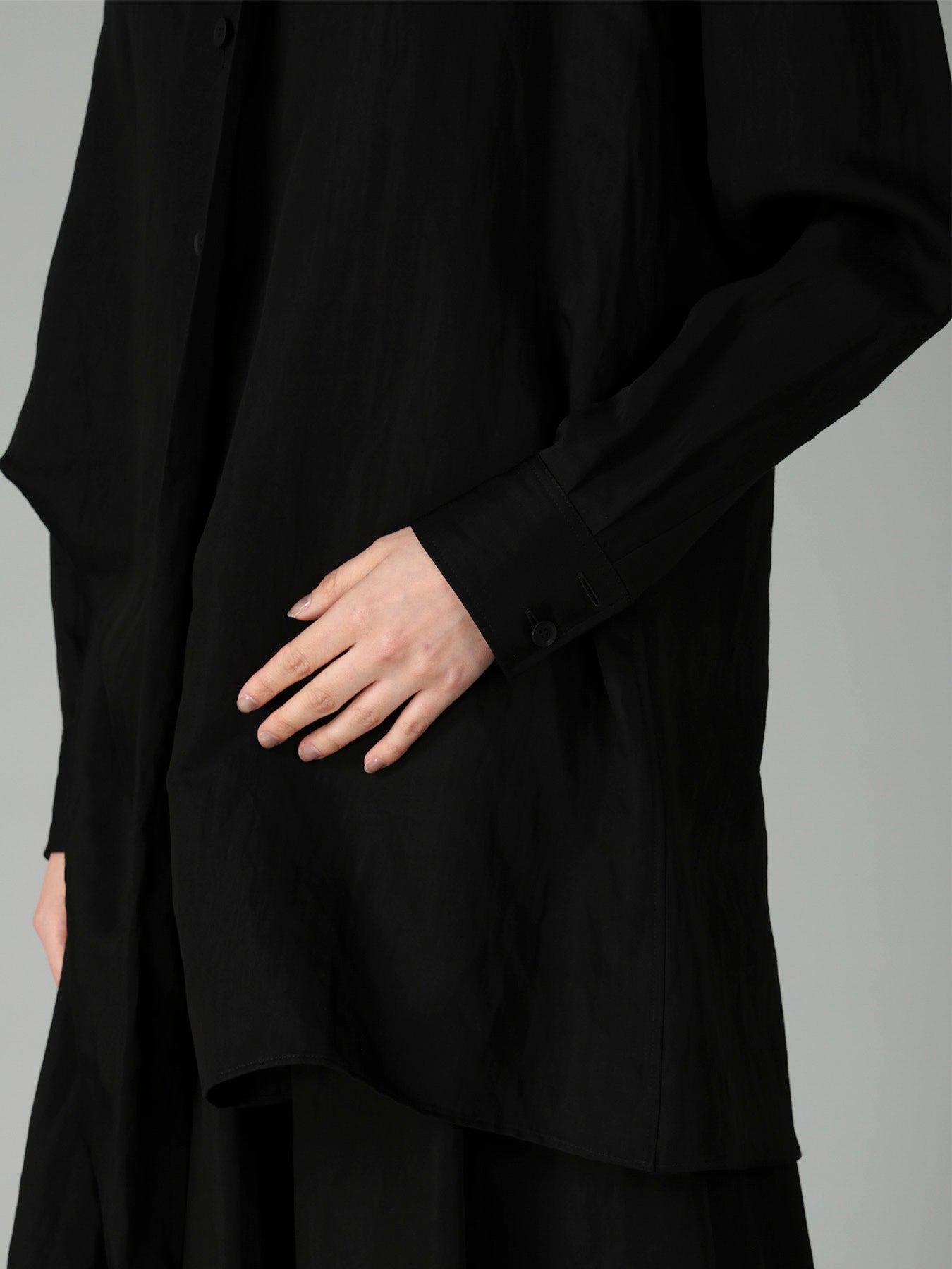 Li/Cu TWILL TUCK&DRAPE BLOUSE