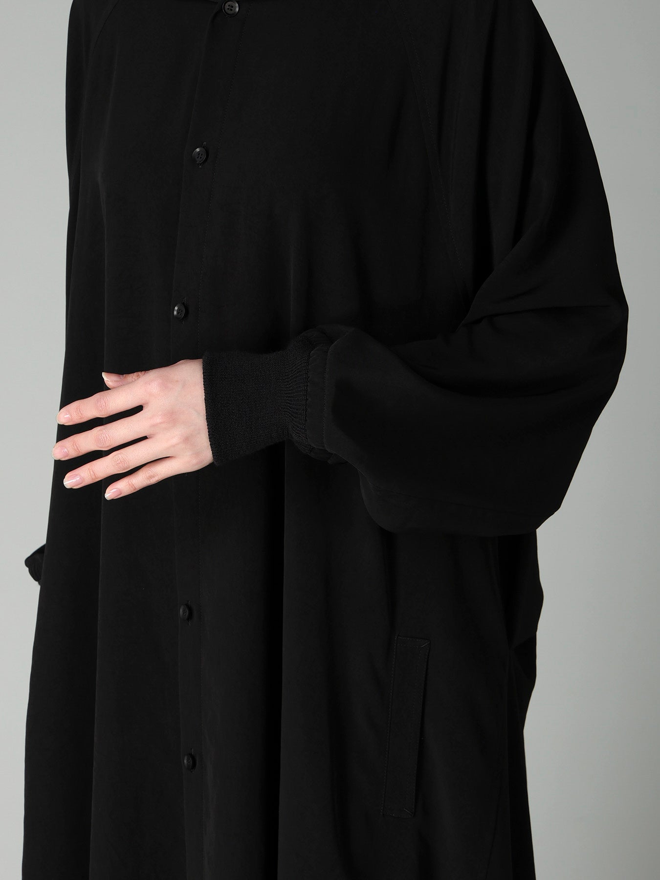 Ta/Pe CREPE DE CHINE HOODED RAGLAN SLV DRESS