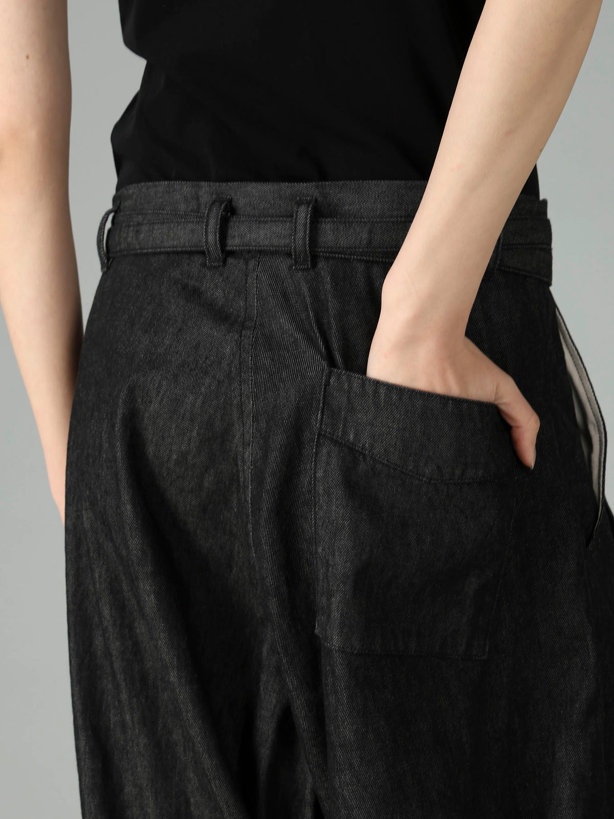 8OZ UNEVEN YARN DENIM B W BELT DETAIL PANTS