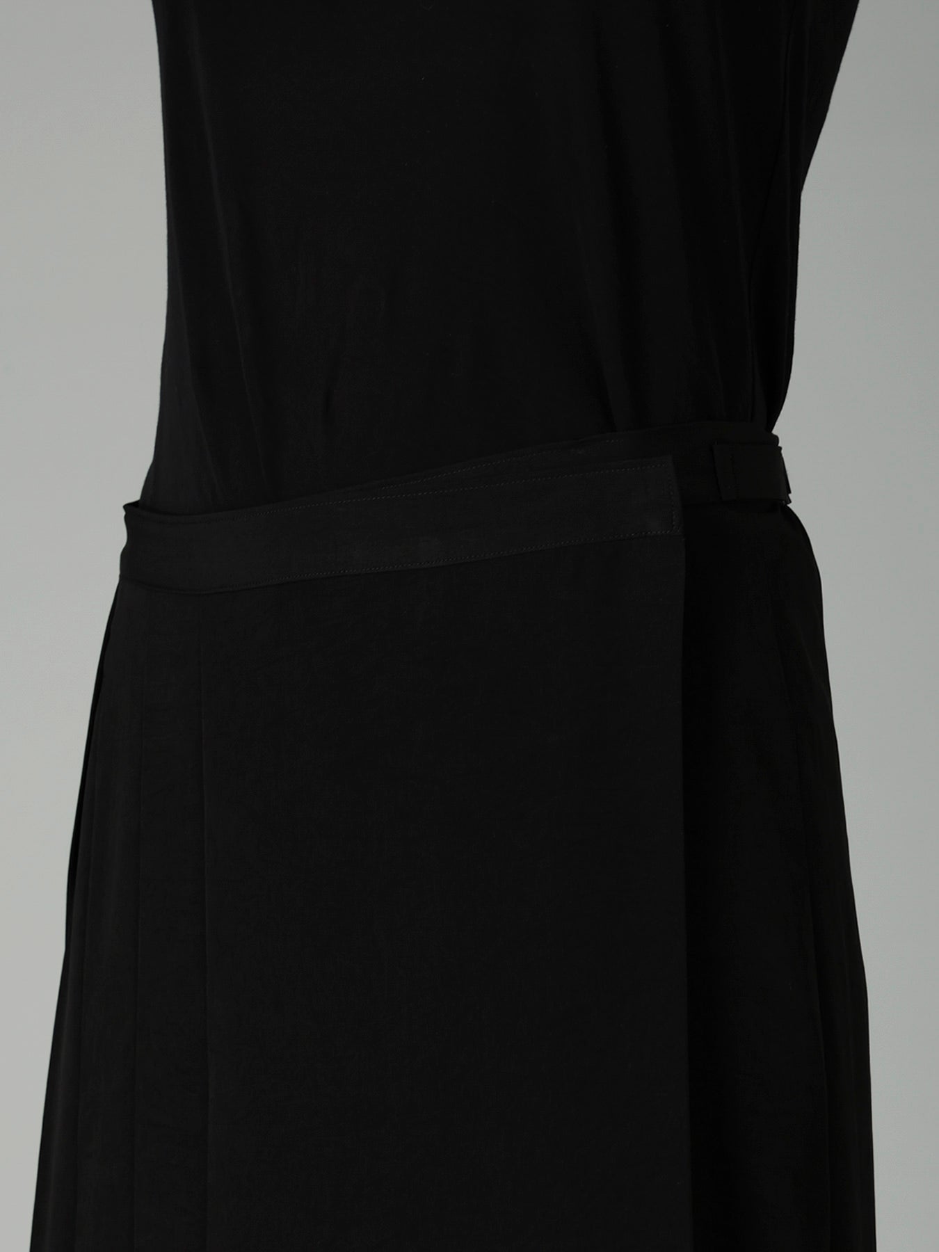 Ta/Pe CREPE DE CHINE R PLEATS WRAP SKIRT