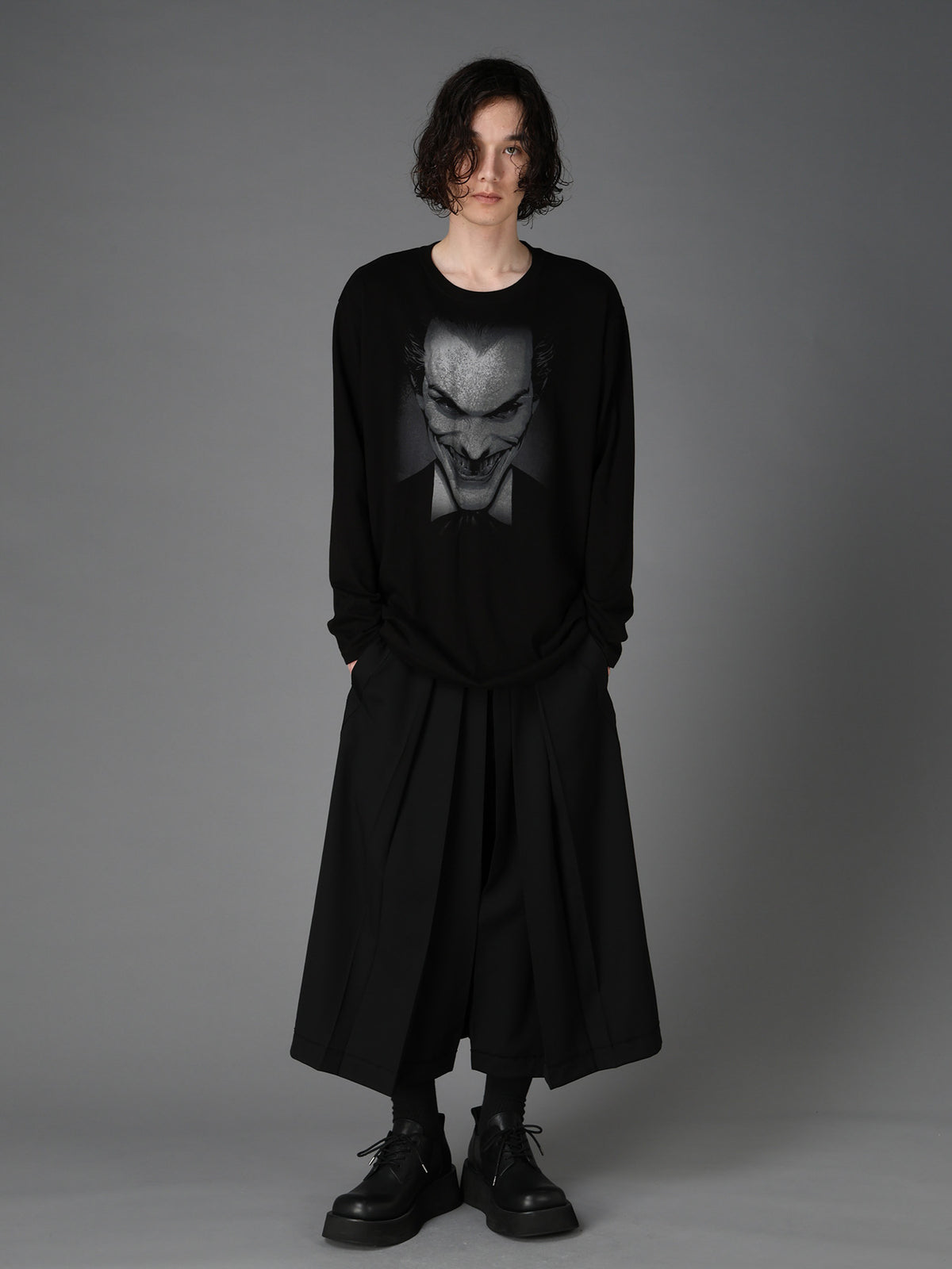 DC SUPER-VILLAINS "THE JOKER" GRAPHIC LONG T-SHIRT