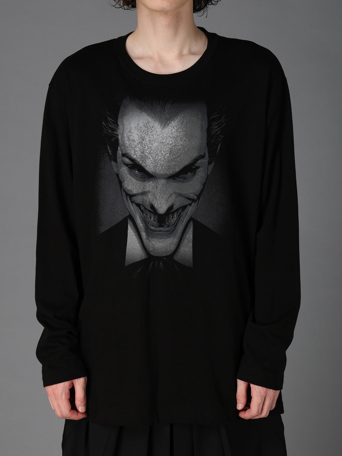 DC SUPER-VILLAINS "THE JOKER" GRAPHIC LONG T-SHIRT