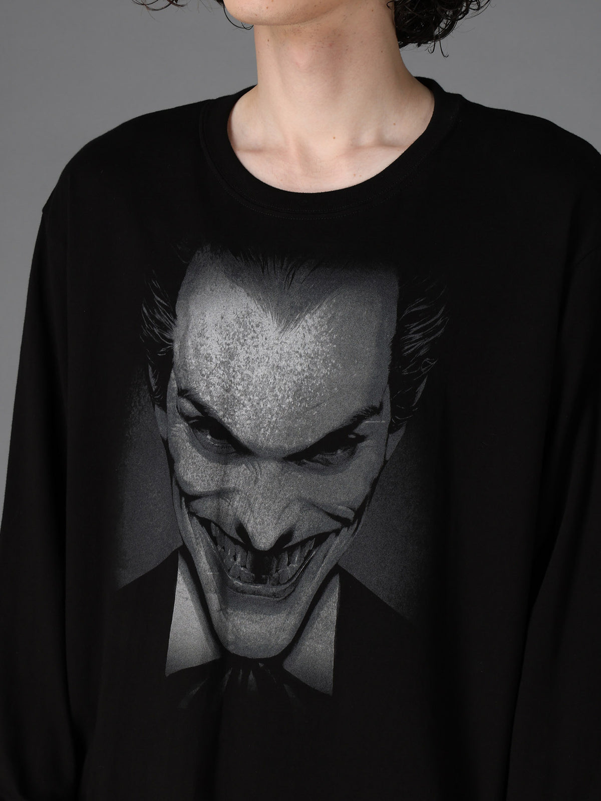 DC SUPER-VILLAINS "THE JOKER" GRAPHIC LONG T-SHIRT
