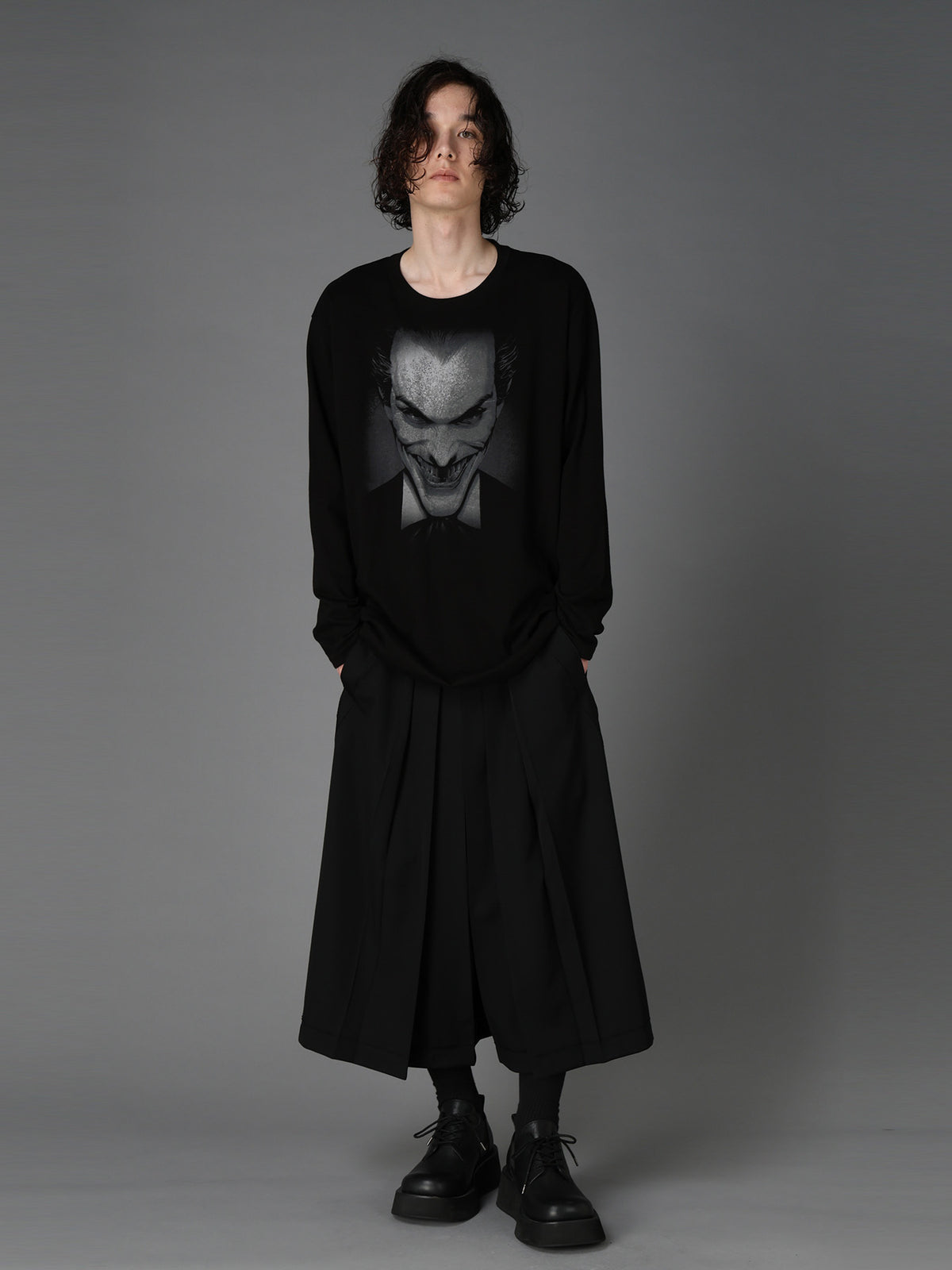 DC SUPER-VILLAINS "THE JOKER" GRAPHIC LONG T-SHIRT