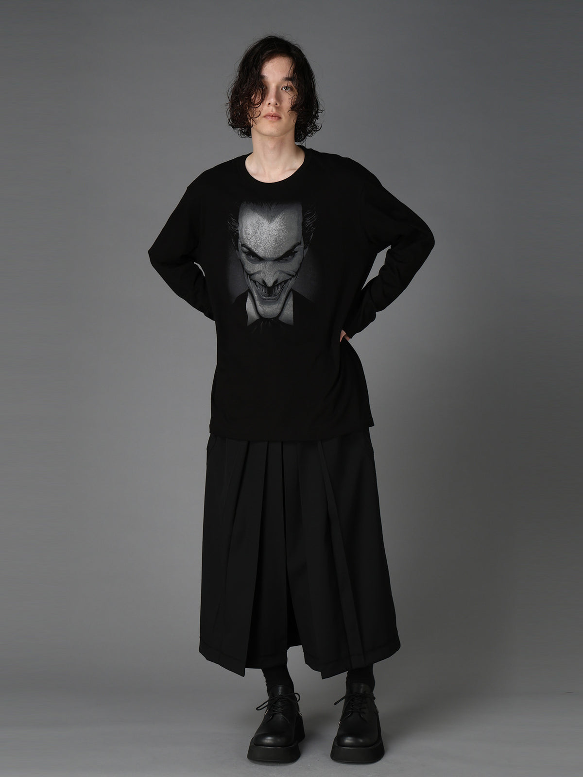 DC SUPER-VILLAINS "THE JOKER" GRAPHIC LONG T-SHIRT