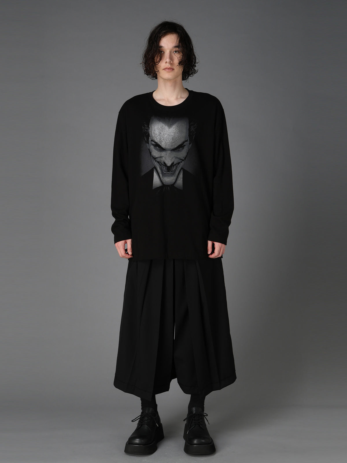 DC SUPER-VILLAINS "THE JOKER" GRAPHIC LONG T-SHIRT