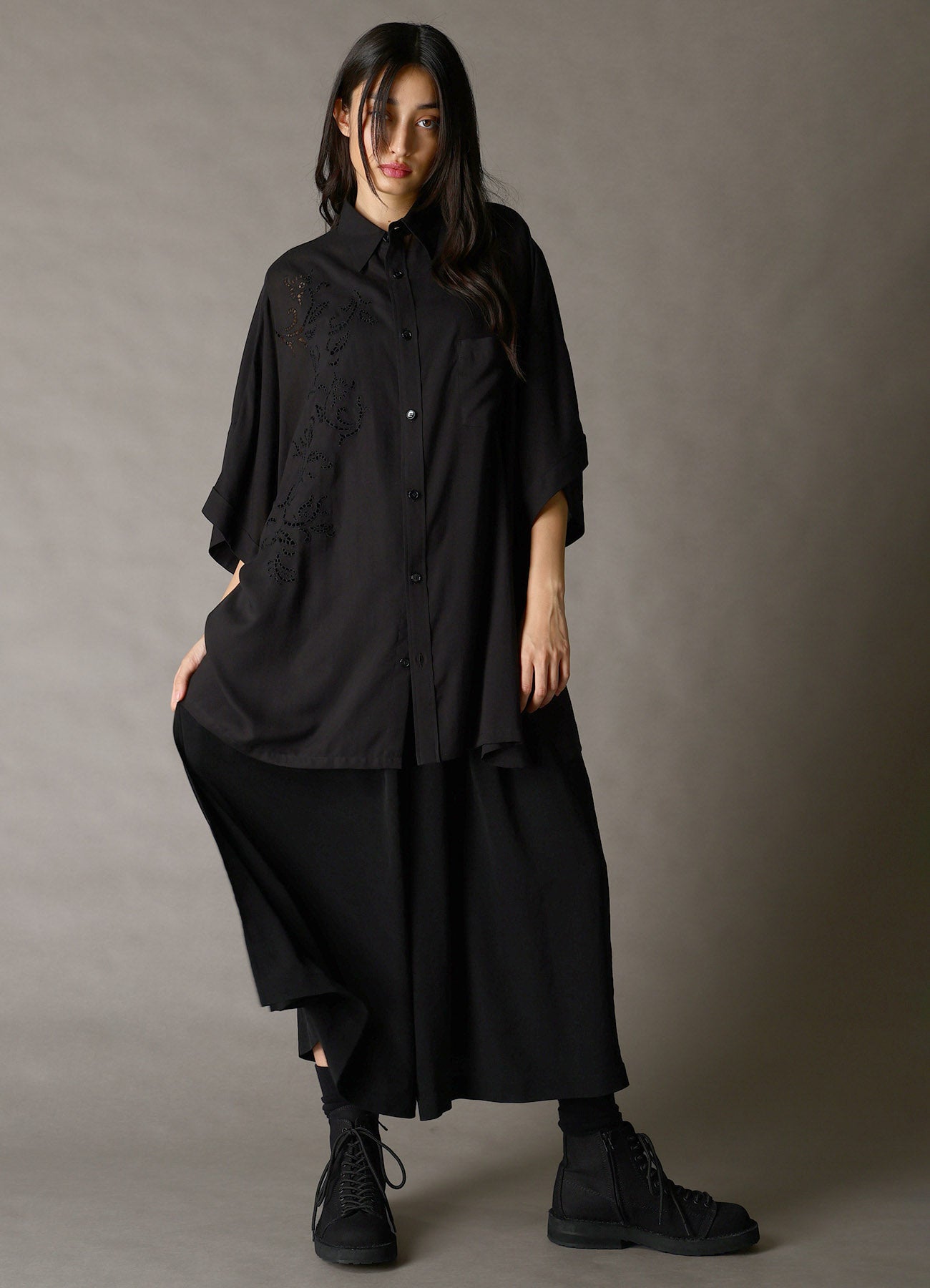 CELLULOSE LAWN BRODERIE FRONT DOLMAN SHORT-SLEEVE SHIRT – THE SHOP