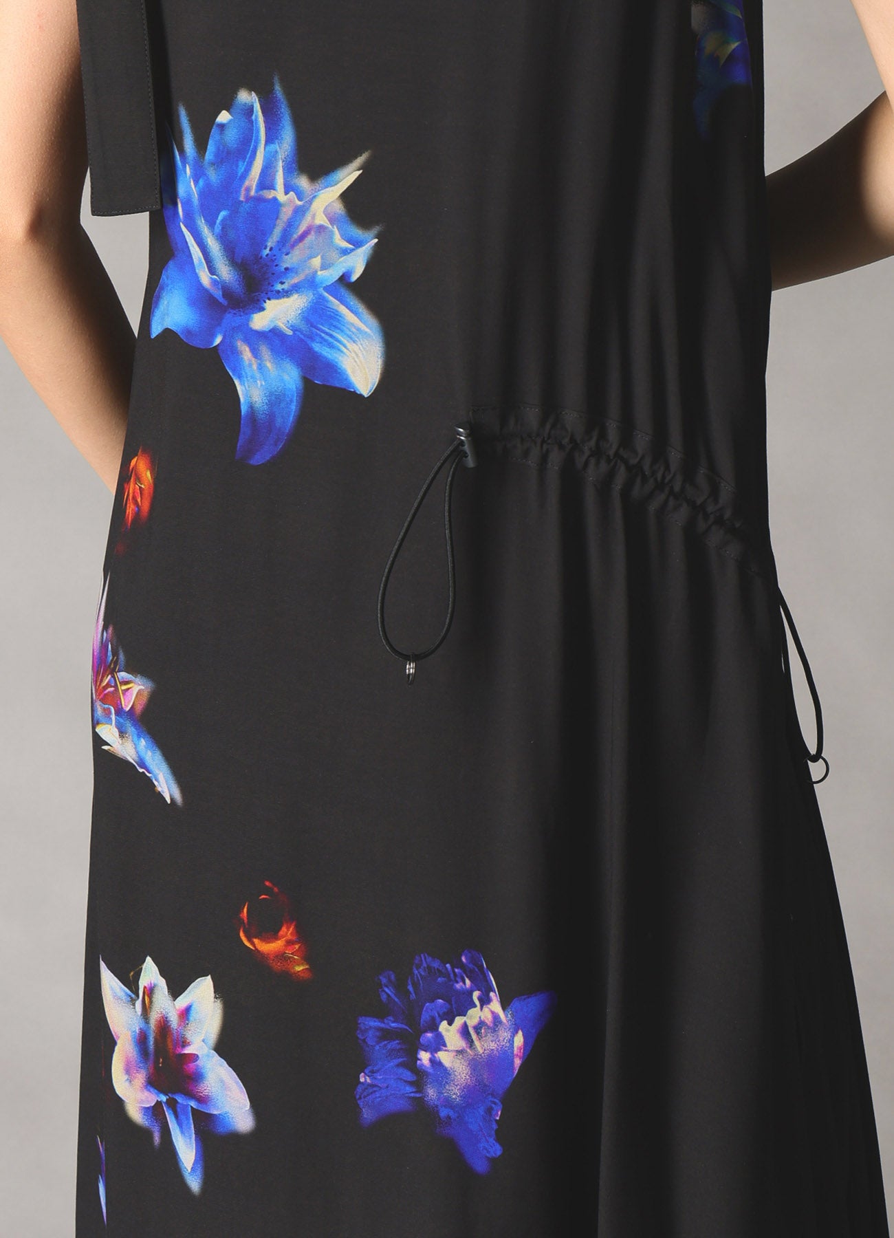 【1/16 10:00(JST) Release】LILY PATTERN ASYMMETRY DRAWCORD DRESS