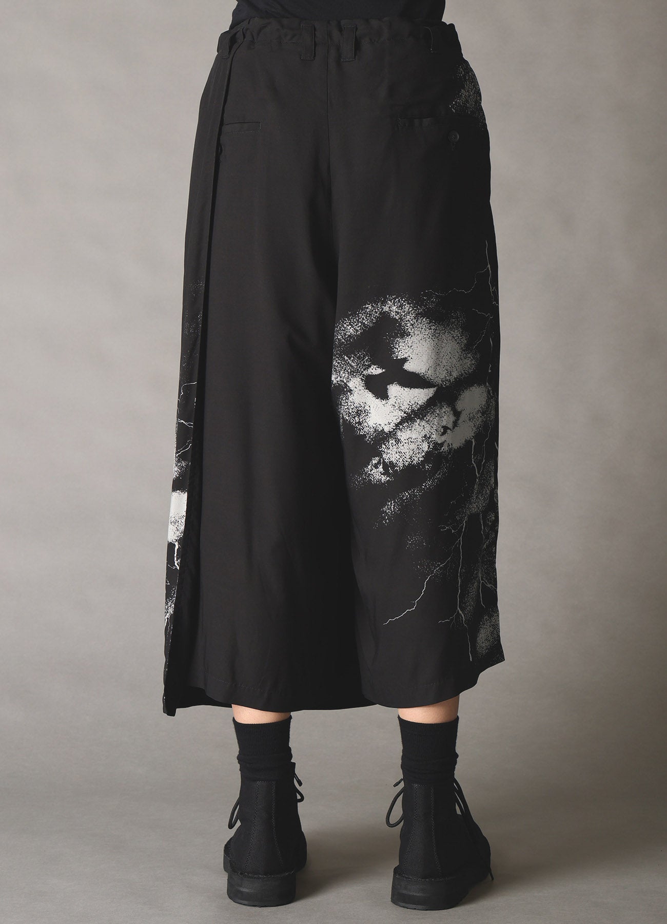 CROW PATTERN WRAP PANTS