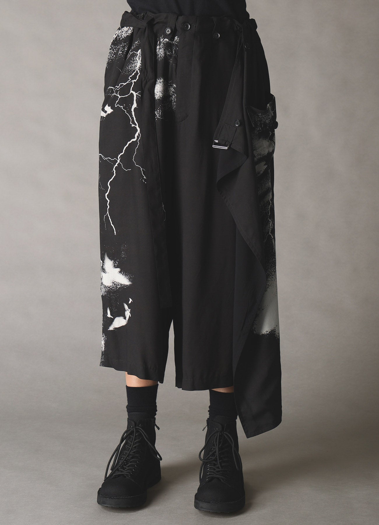 CROW PATTERN WRAP PANTS