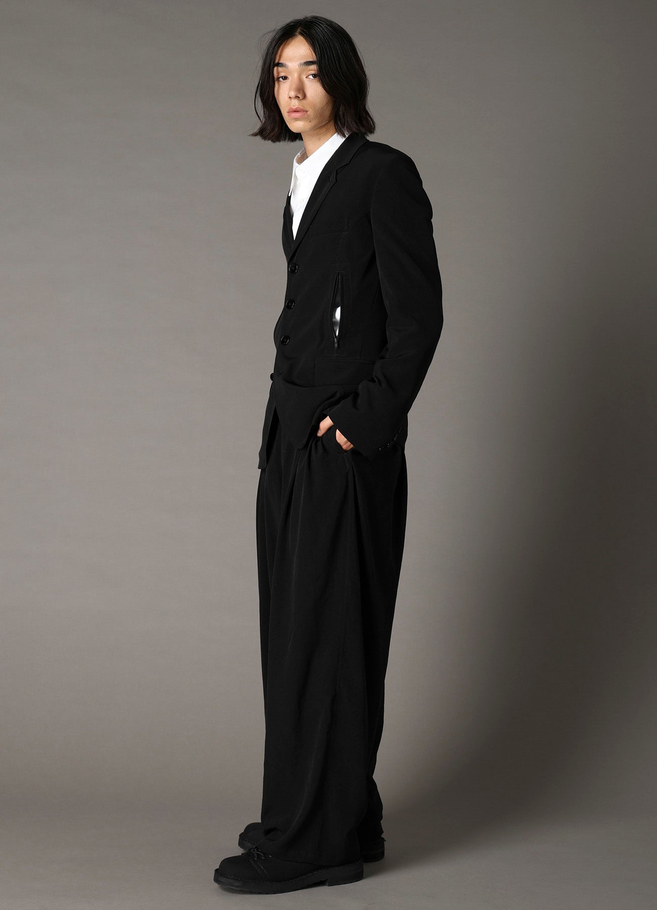 スーツ yohji yamamoto FRONT TUCK PANTS CREPE de CHINE 12-TUCK PANTS – THE SHOP YOHJI YAMAMOTO
