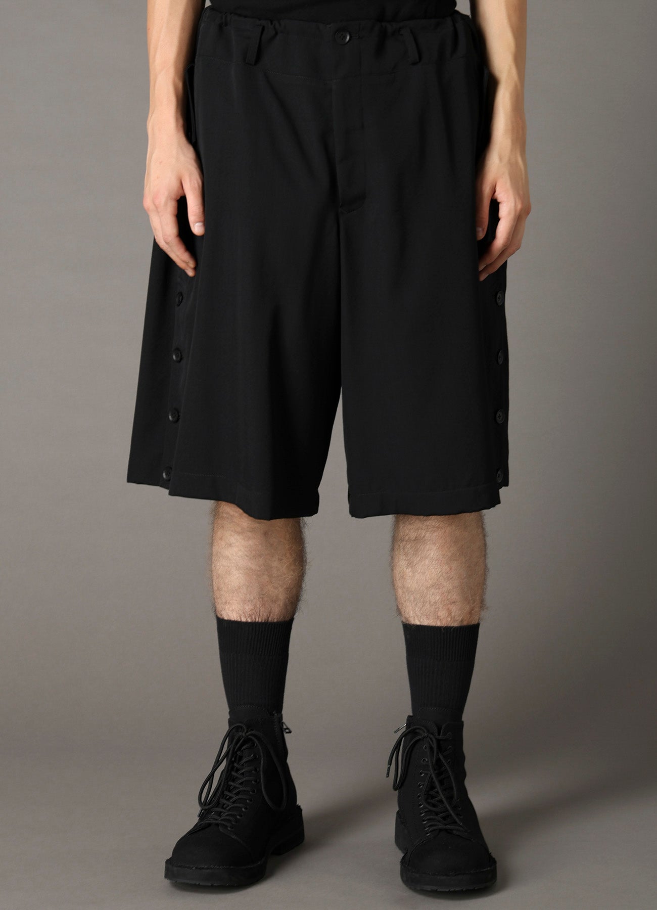 WOOL GABARDINE SHORT PANTS WITH EYELETS