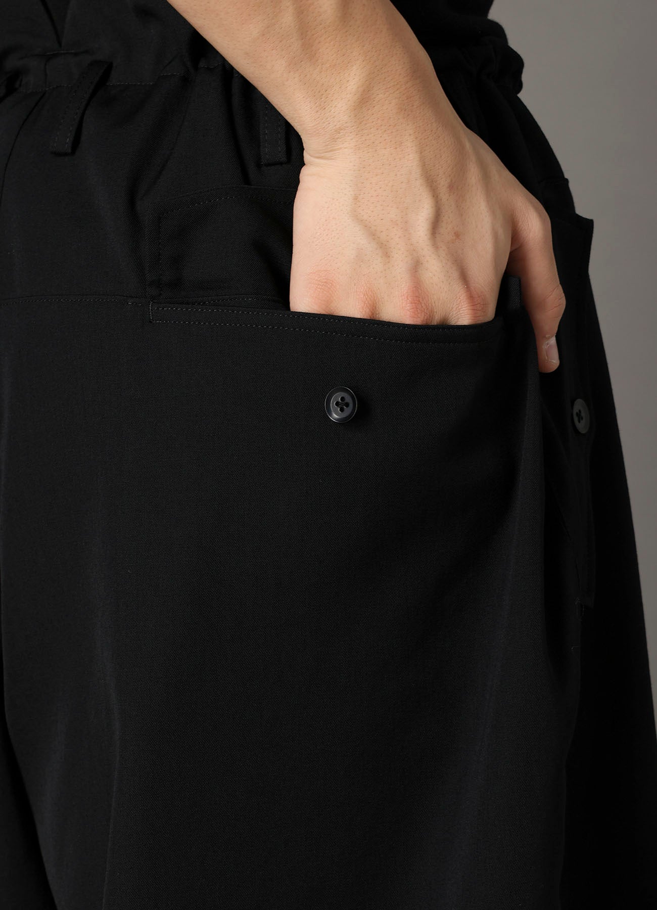 WOOL GABARDINE SHORT PANTS WITH EYELETS