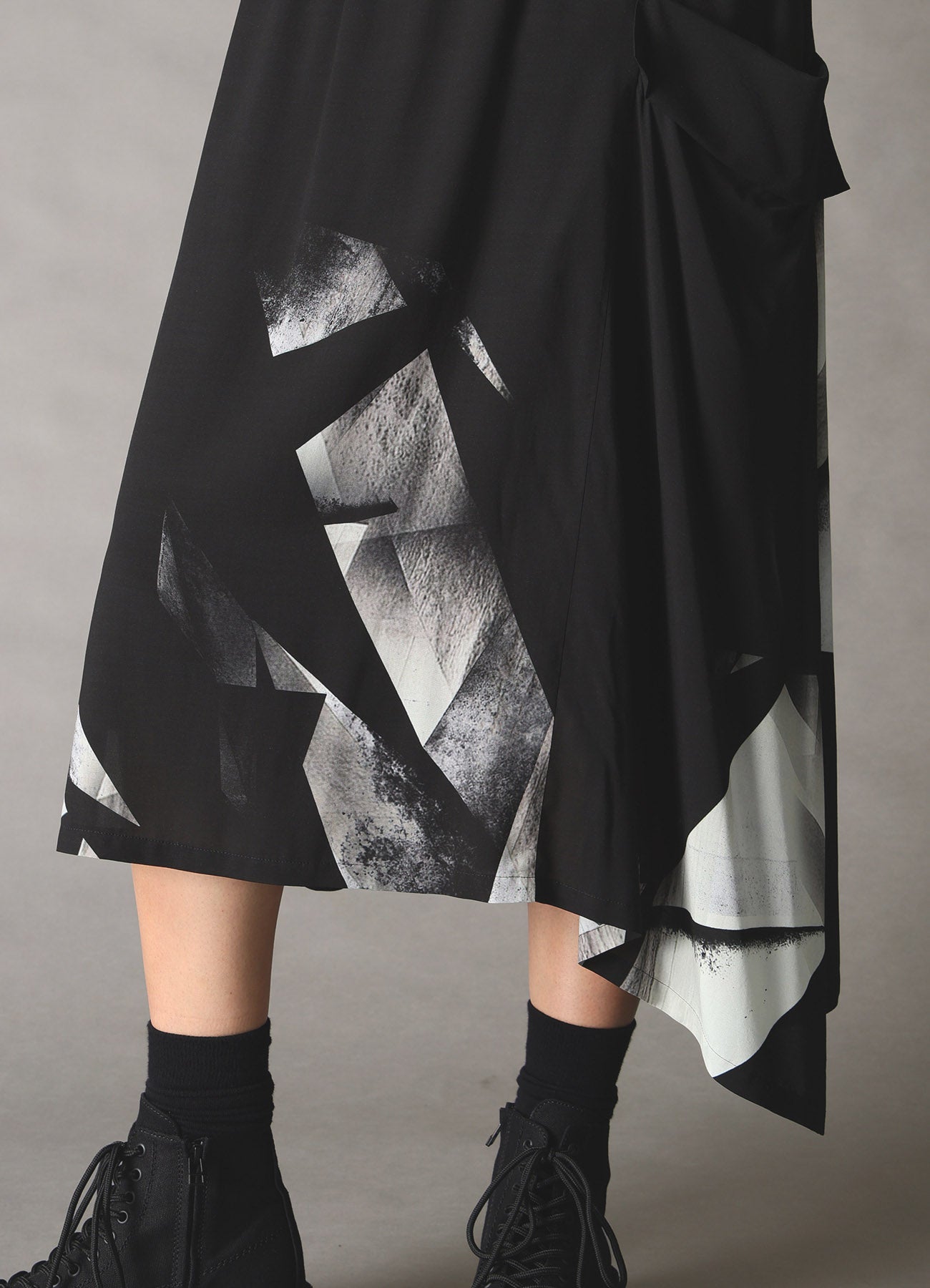 GEOMETRIC PATTERN LEFT DRAPE GATHERED SKIRT