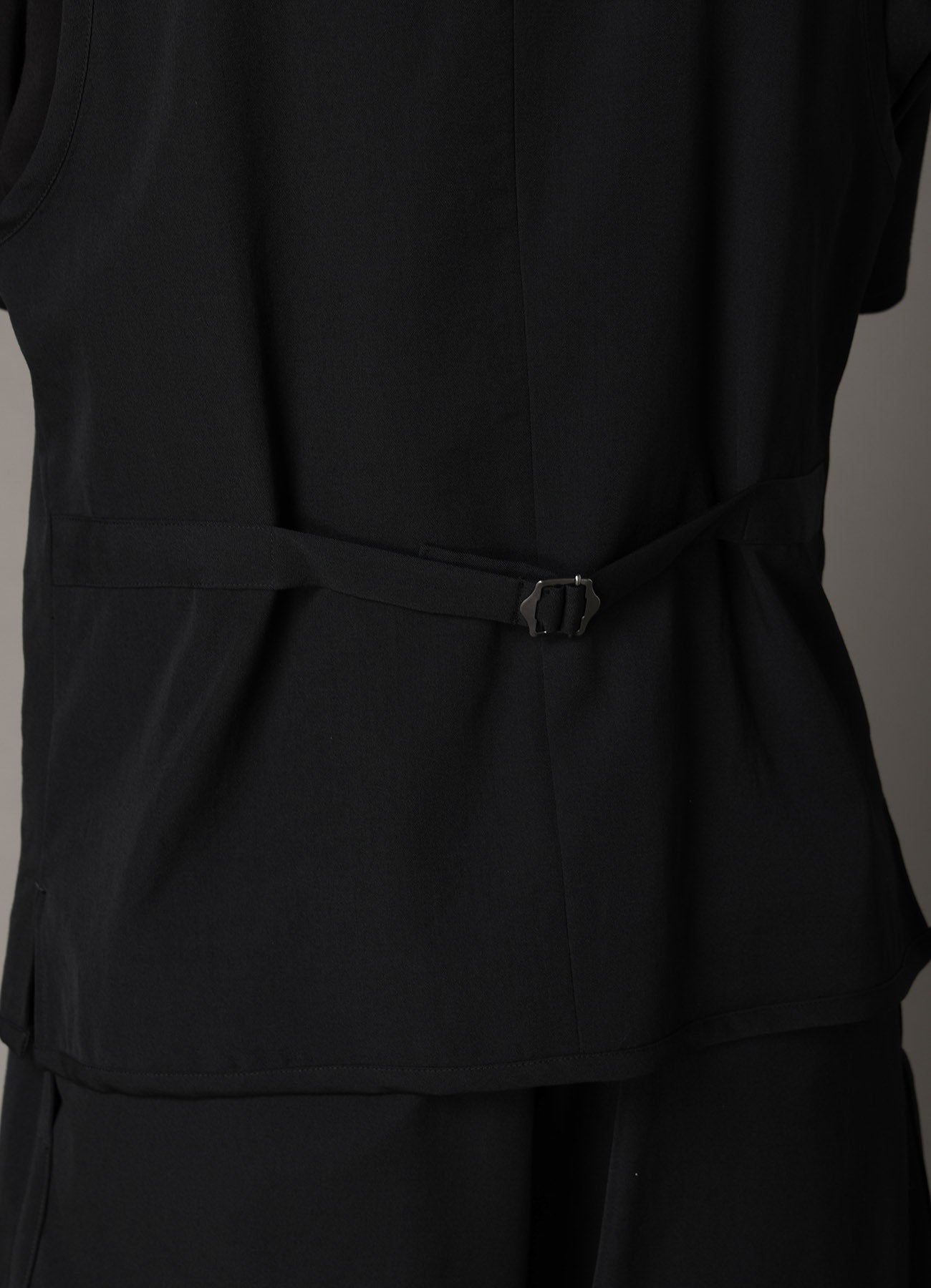 WOOL GABARDINE PIPING VEST