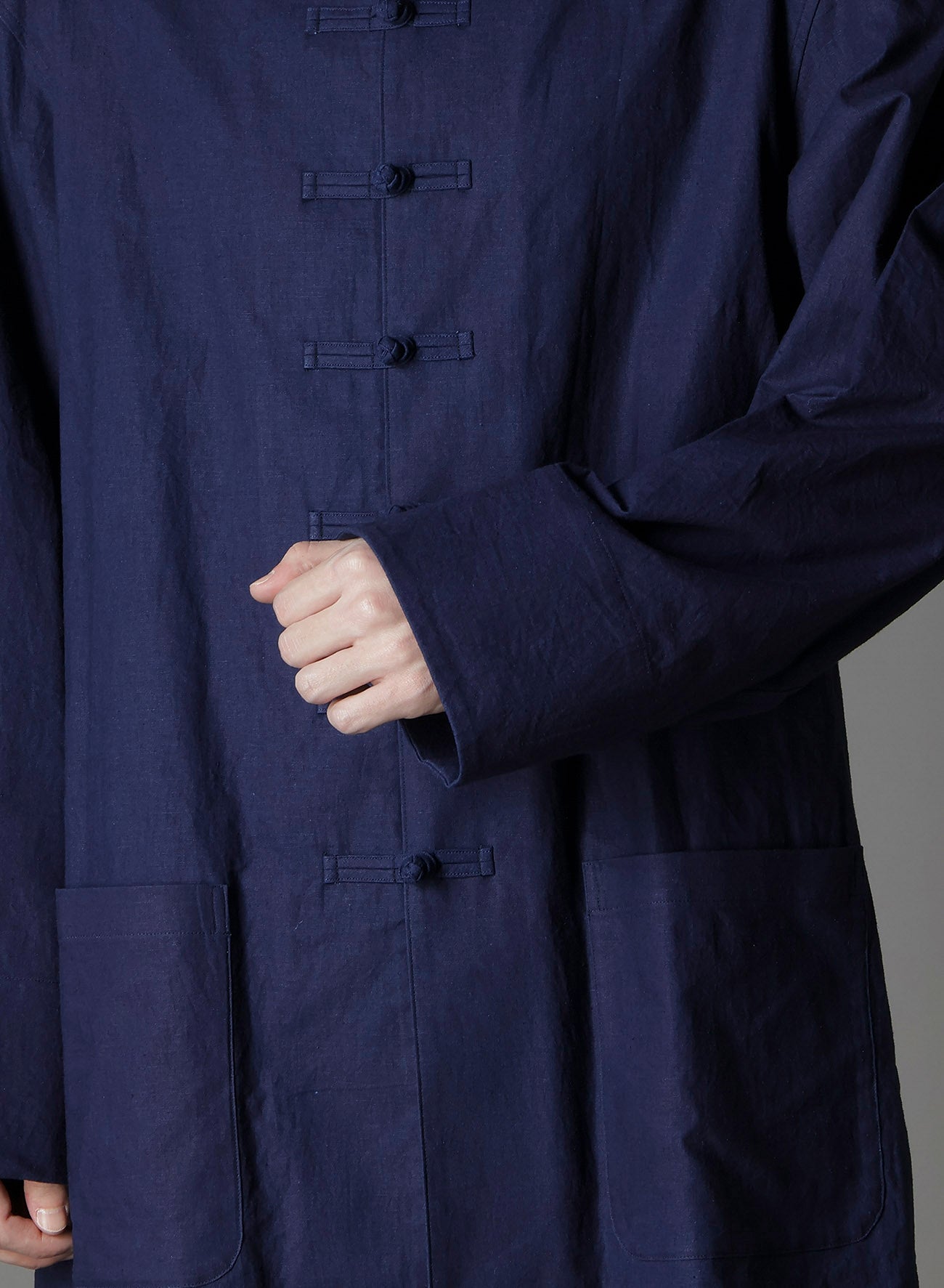 INDIGO DYED COTTON LINEN SHEETING SHAKA BUTTON STAND COLLAR SHIRT