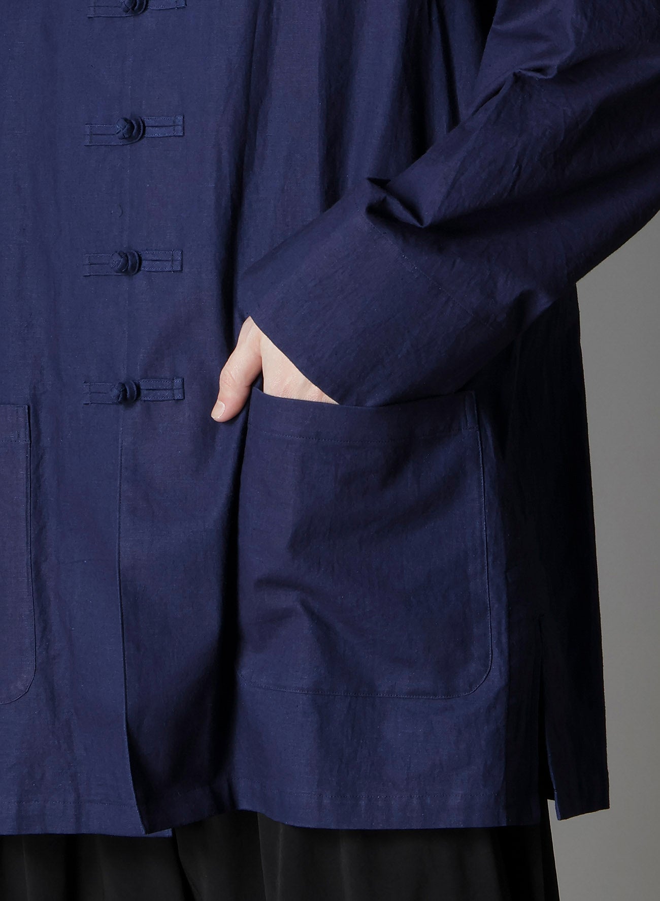 INDIGO DYED COTTON LINEN SHEETING SHAKA BUTTON STAND COLLAR SHIRT