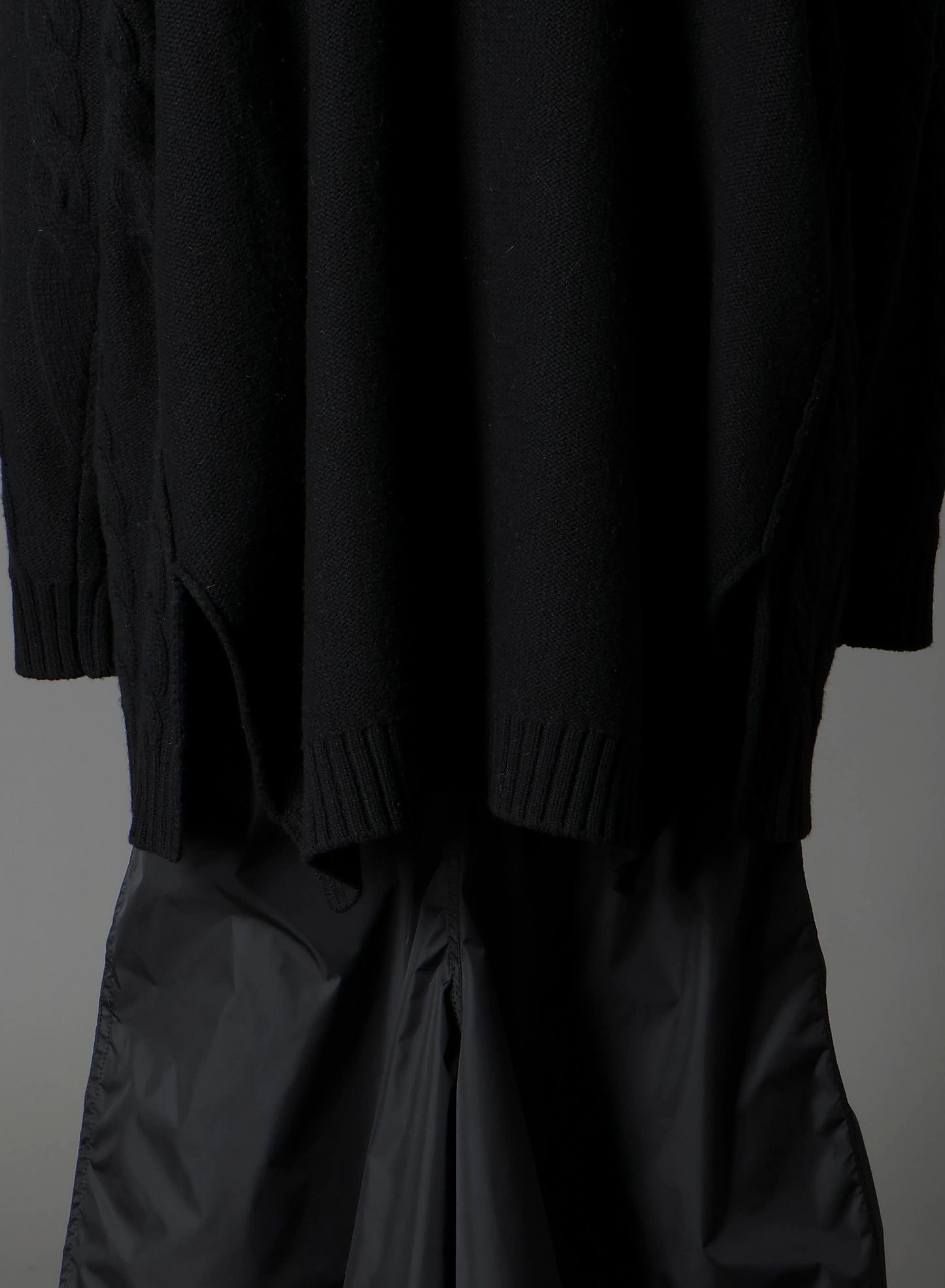 FINE MERINO WOOL CABLE SWITCH UNBALANCE HOODIE