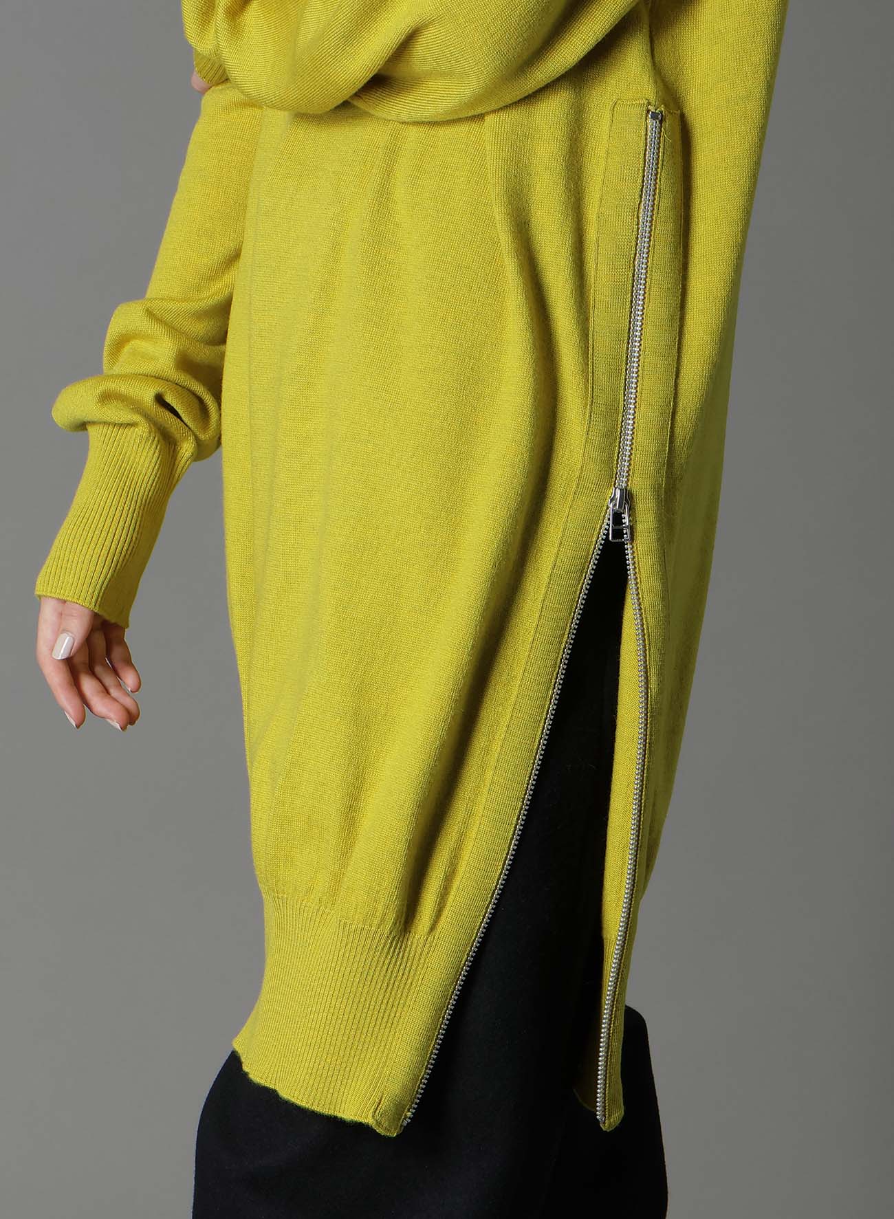 MERINO WOOL LEFT ZIPPER RAGLAN SLEEVE TURTLENECK