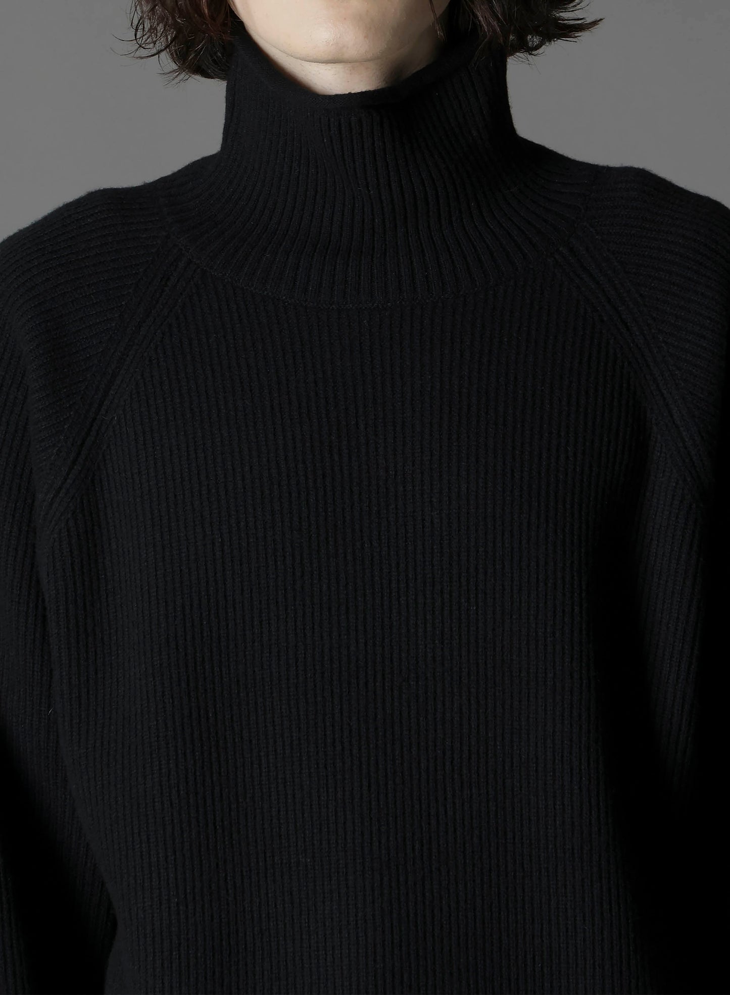 FINE MERINO WOOL RAGLAN TURTLE NECK
