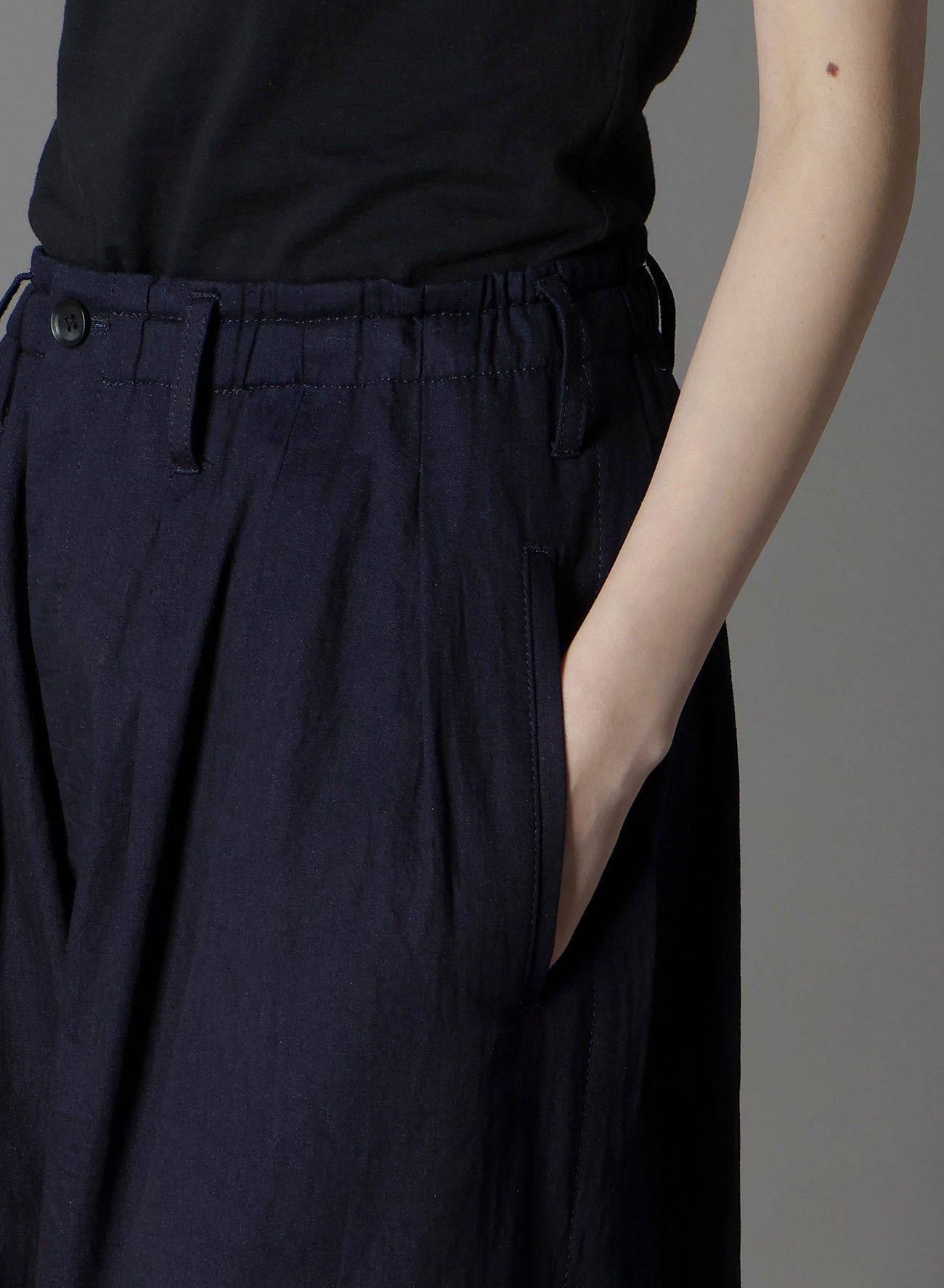 INDIGO DYED COTTON TWILL BALLOON PANTS