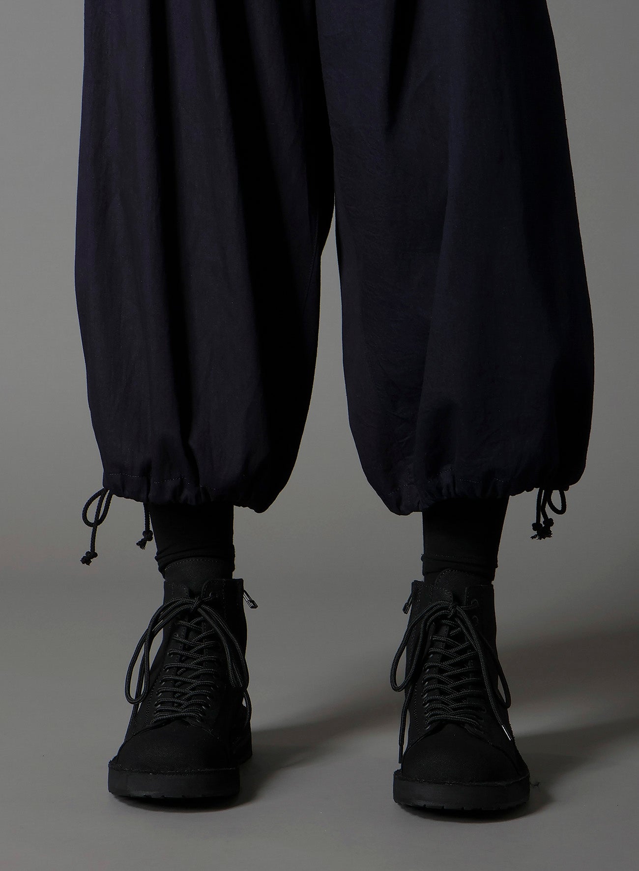 INDIGO DYED COTTON TWILL BALLOON PANTS