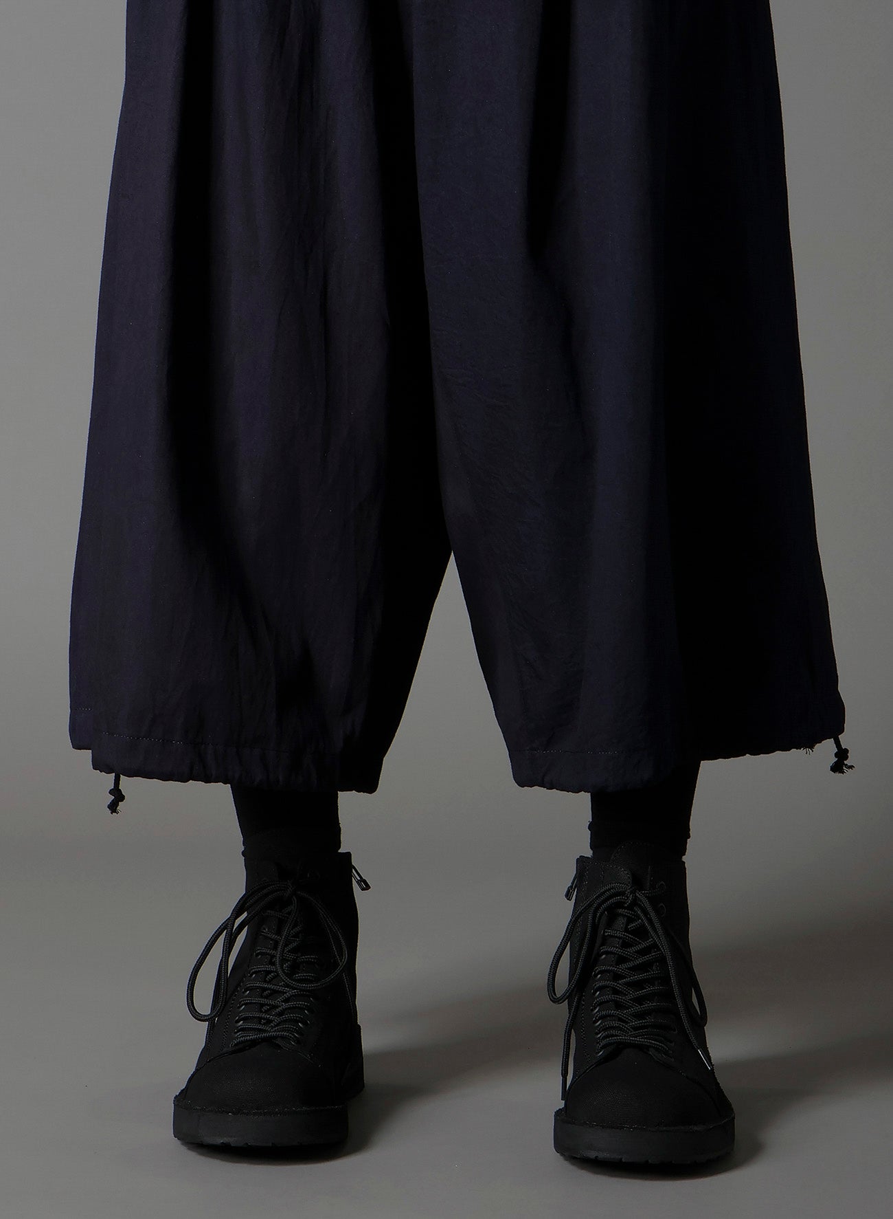 INDIGO DYED COTTON TWILL BALLOON PANTS