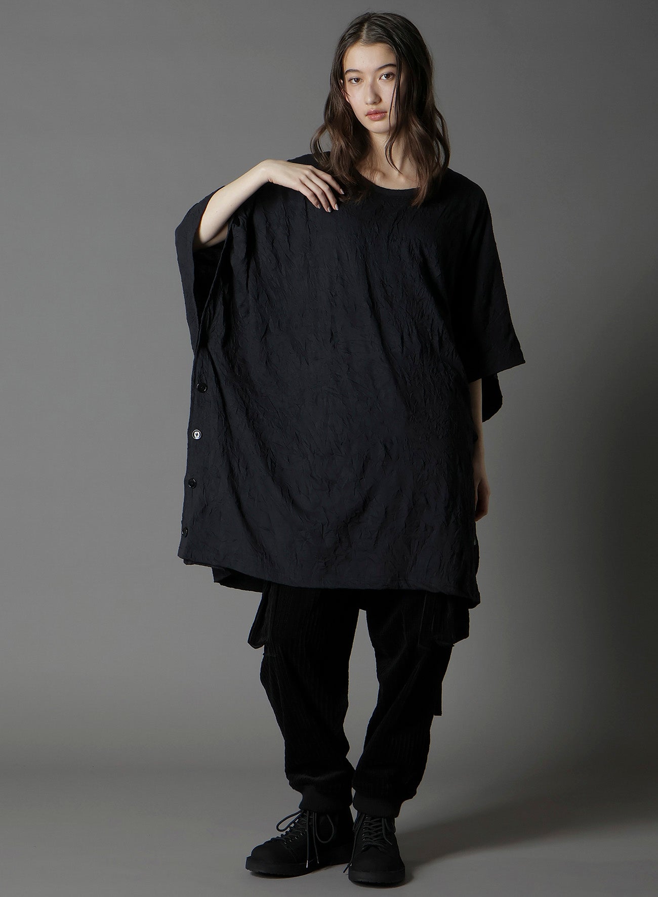 CATHC WASHER WRINKLE JERSEY SIDE BUTTON SHORT SLEEVED T-SHIRT