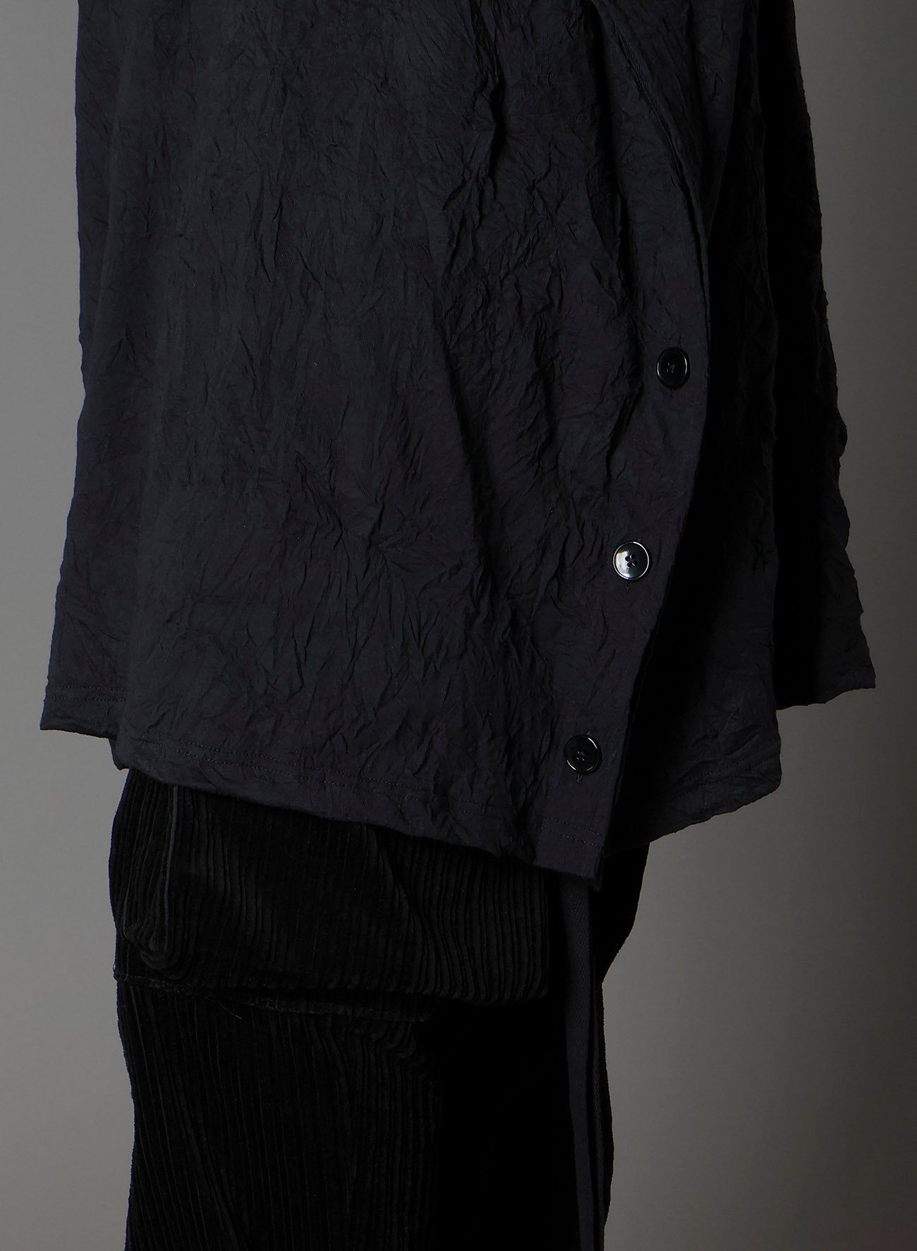 CATHC WASHER WRINKLE JERSEY SIDE BUTTON SHORT SLEEVED T-SHIRT