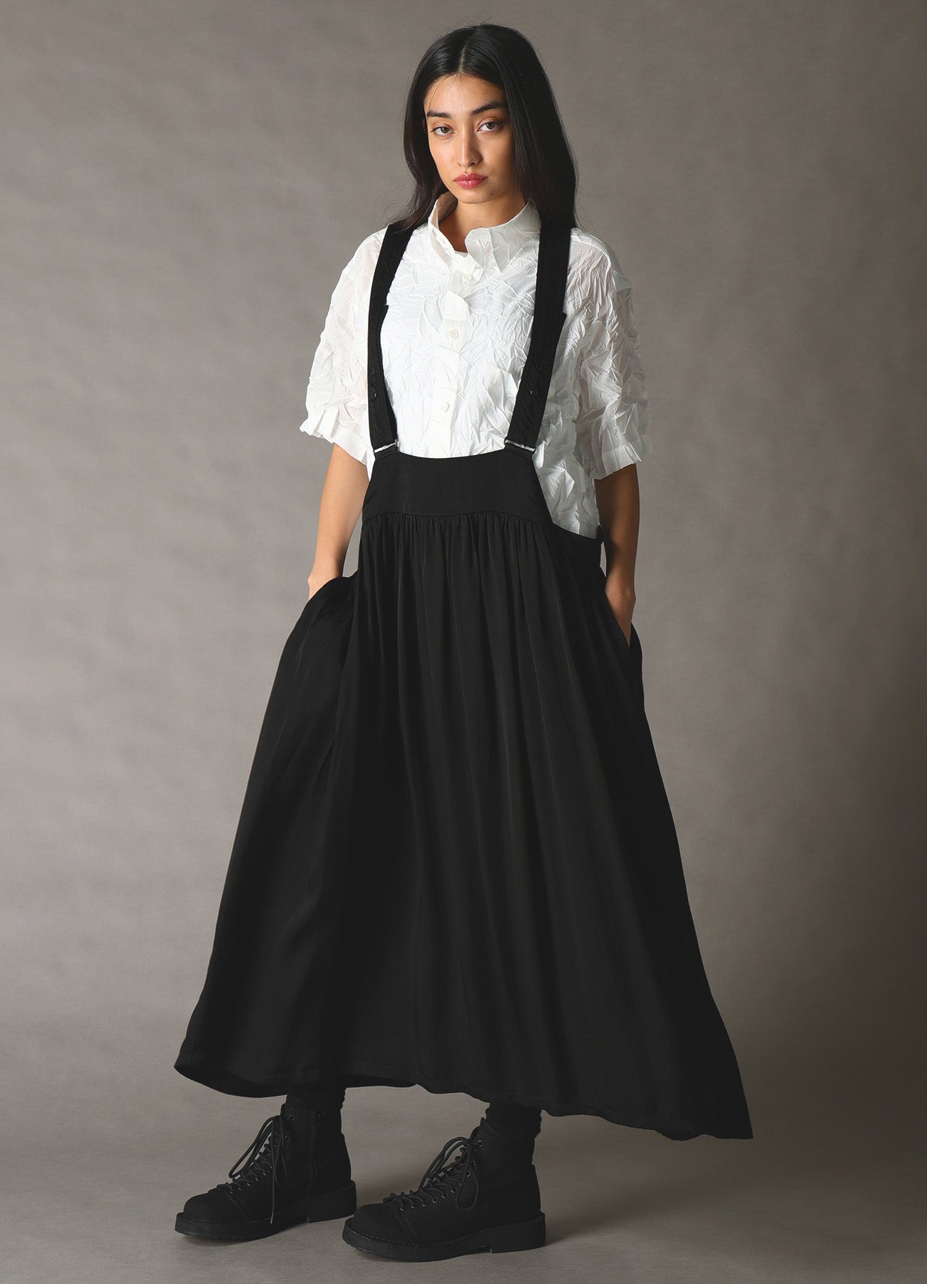 CRUSHED FABRIC STAND COLLAR BACK GATHER SHIRT