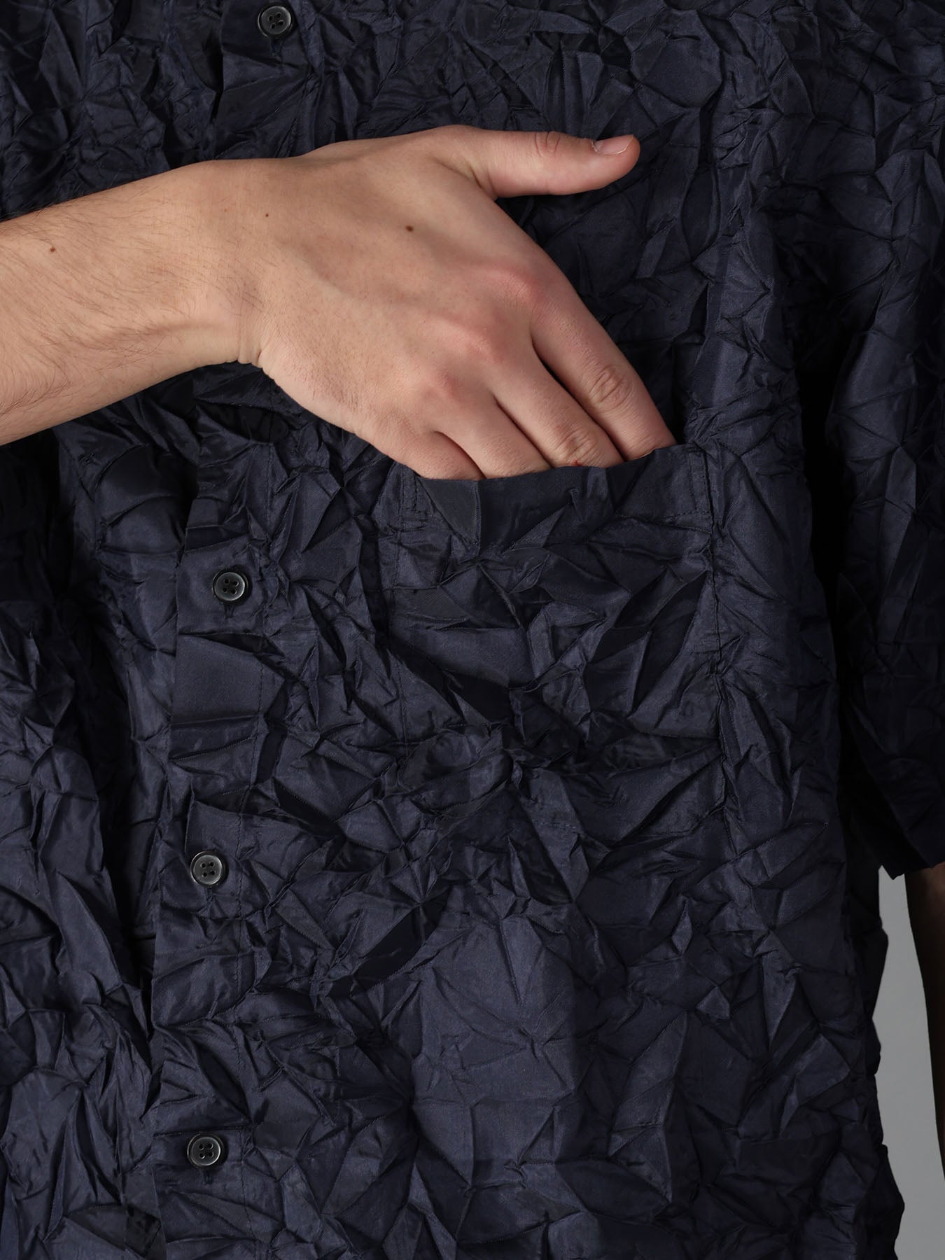 CRUSHED FABRIC SHORT SLEEVE SHIRT