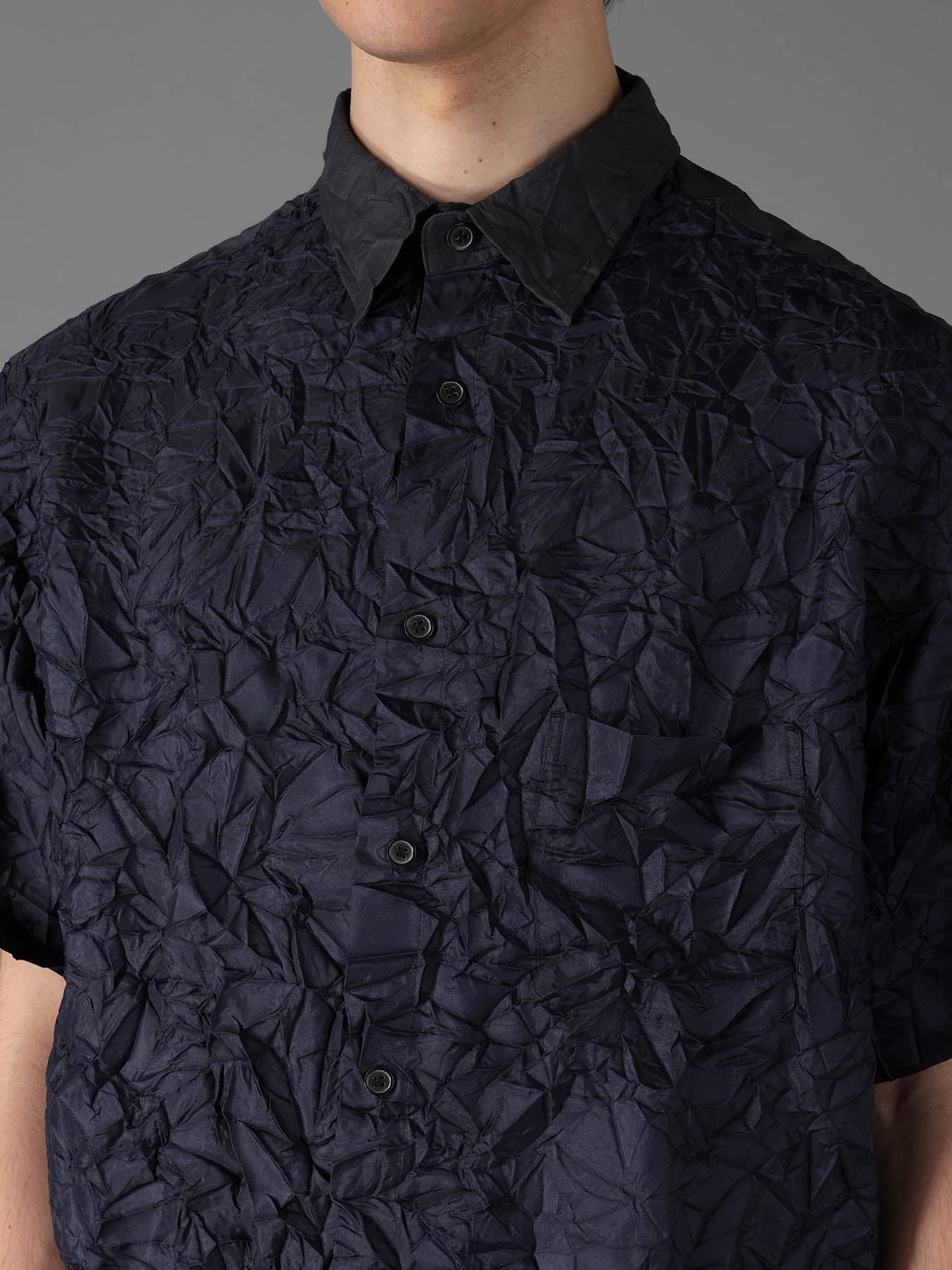 CRUSHED FABRIC SHORT SLEEVE SHIRT