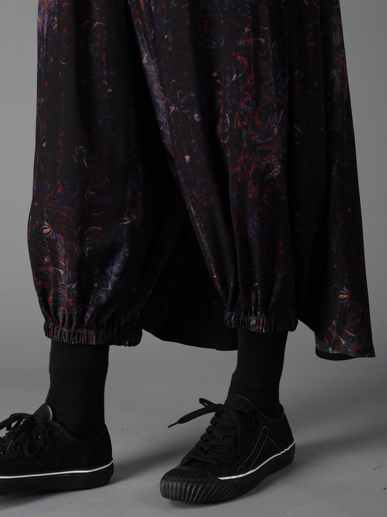 RAYON PAISLEY BALLOON CROW PANTS