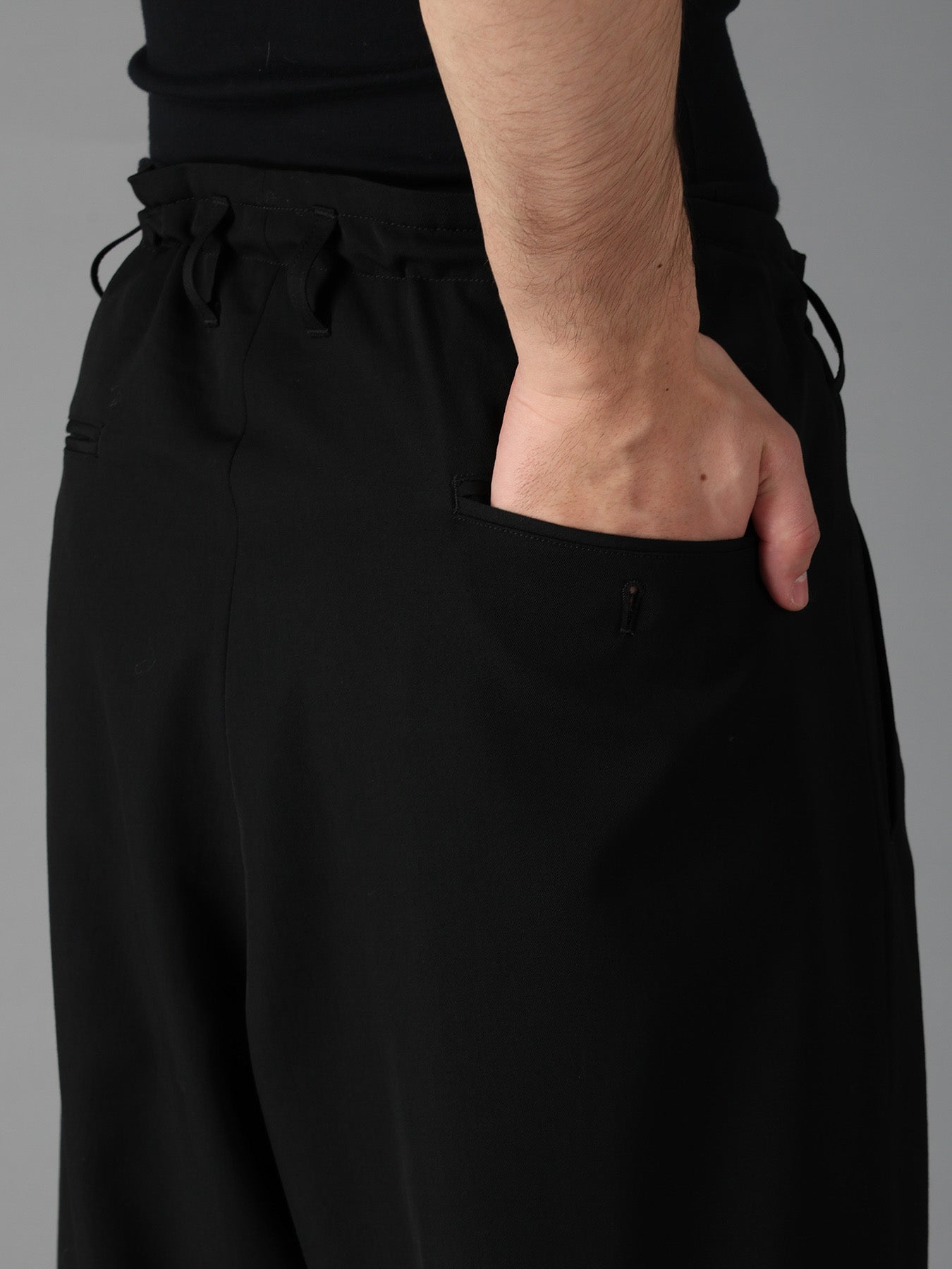 WOOL GABARDINE CROPPED PANTS