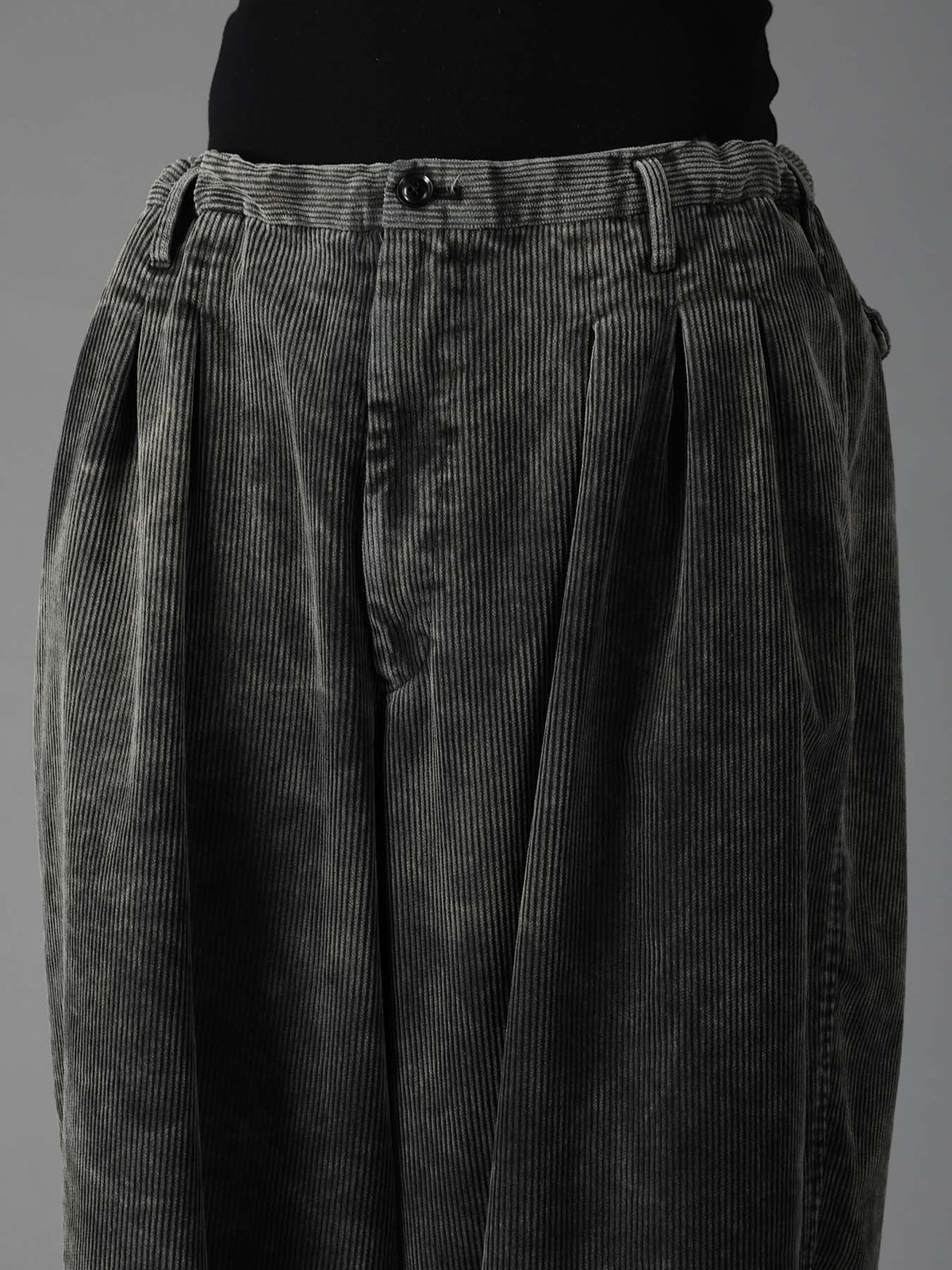 SULFUR-DYED CORDUROY CHEMICAL-BLEACH 12-TUCK PANTS