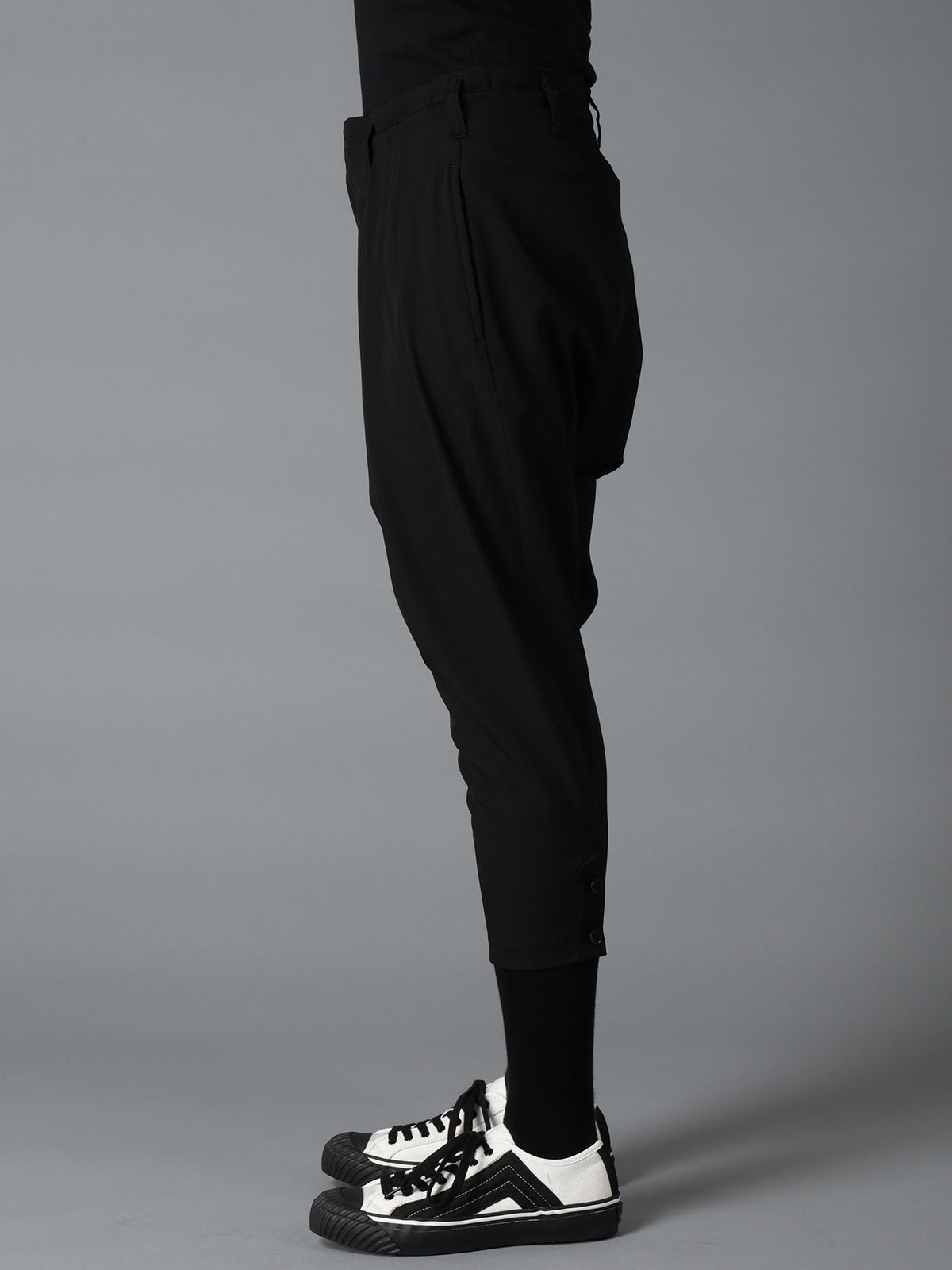 WOOL GABARDINE TAPERED PANTS