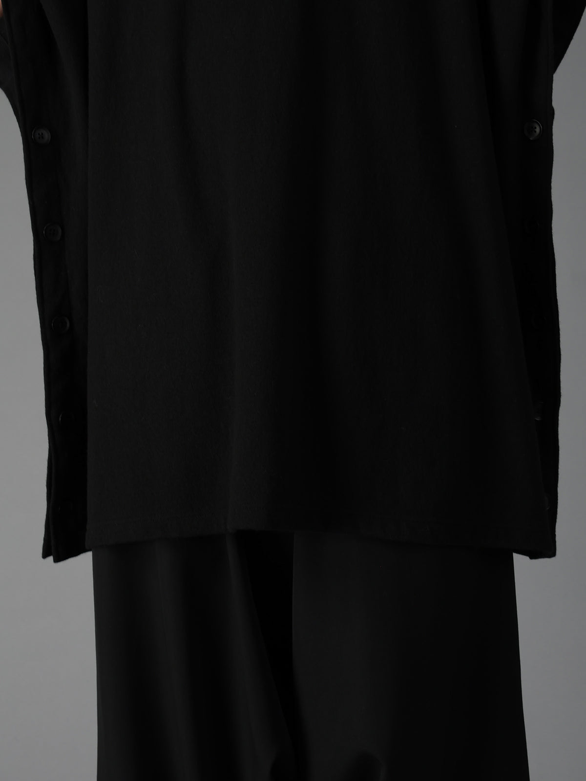 AIRY FEATHERY SIDE-BUTTON OVERSIZED SHORT-SLEEVE T-SHIRT