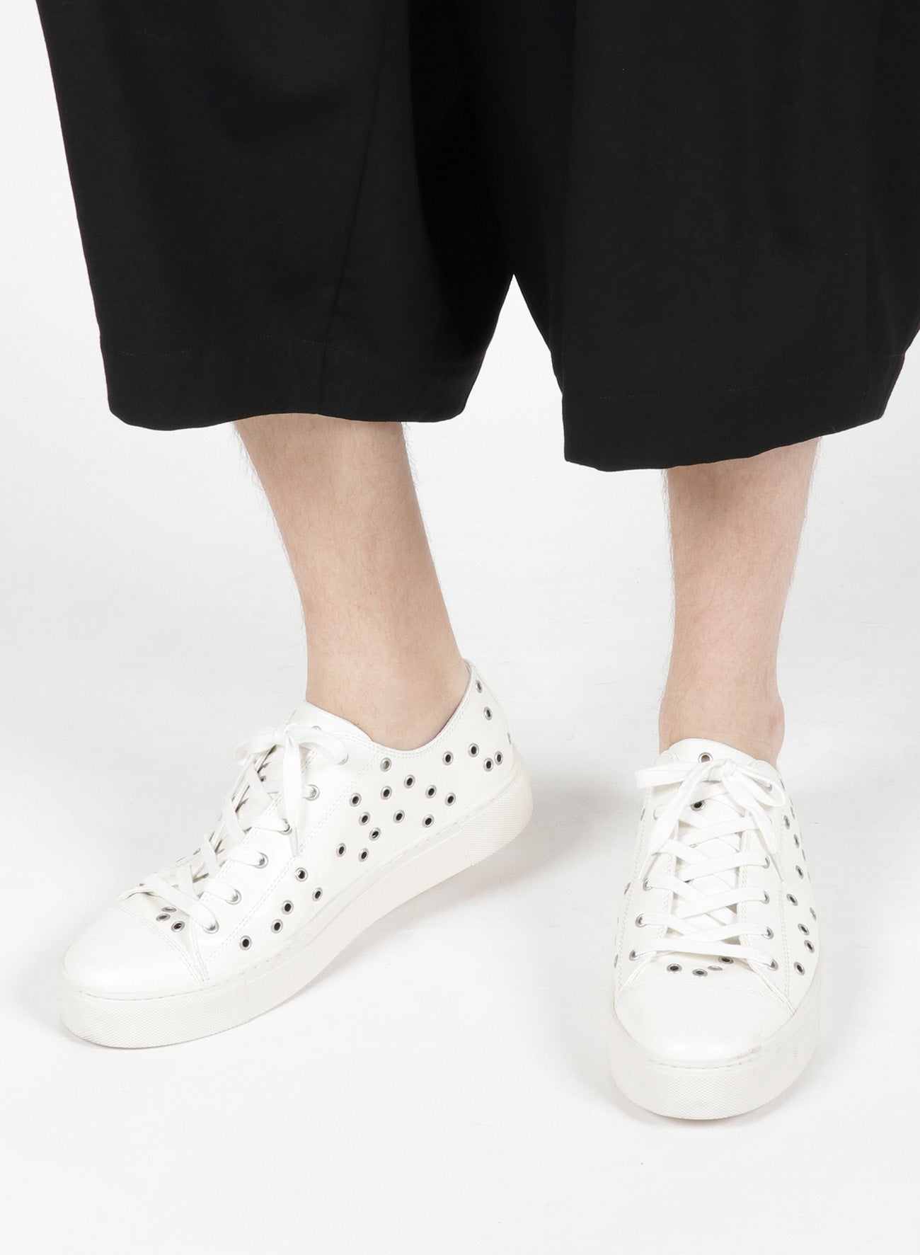 SMOOTH MICROFIBER LOW CUT EYELET SNEAKER