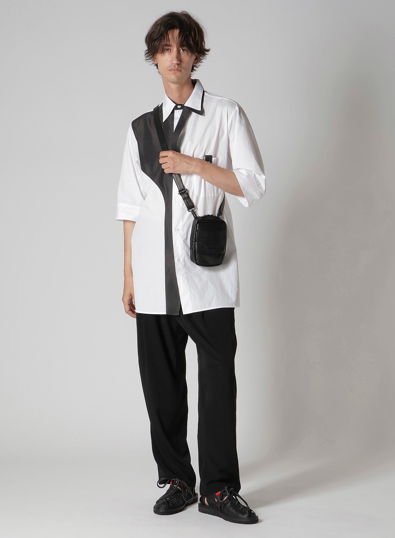 SCRATCH HORSE LEATHER ZIP SHOULDER POUCH