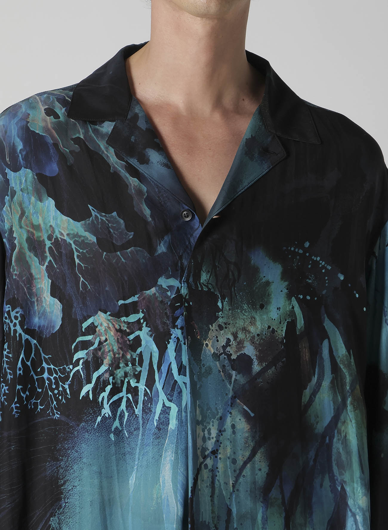 SEA MOTIF PRINTED GATHER OPEN COLLAR BLOUSE